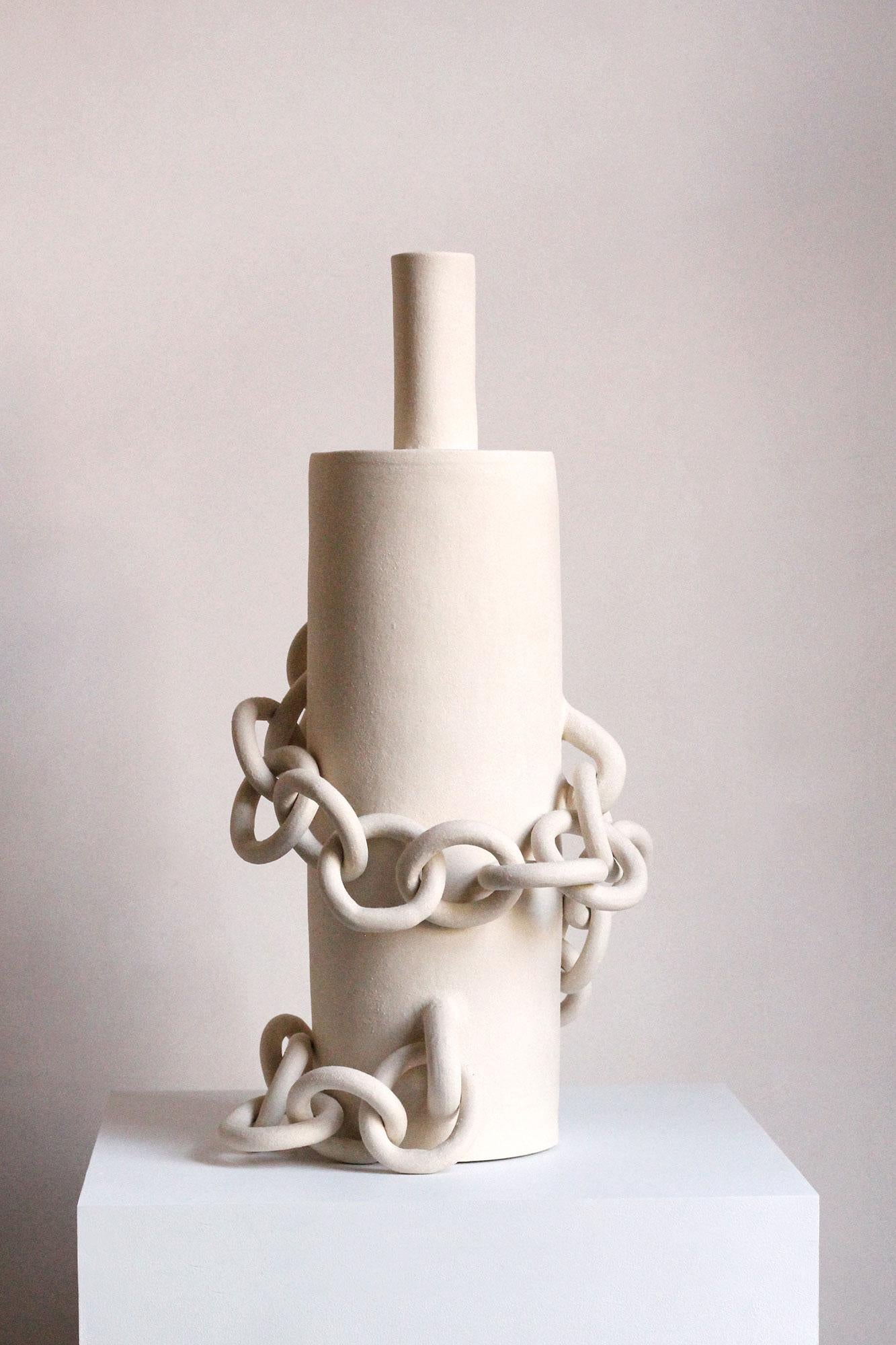 Fait main Sculpture contemporaine en céramique avec chaîne en spirale, faite à la main, 