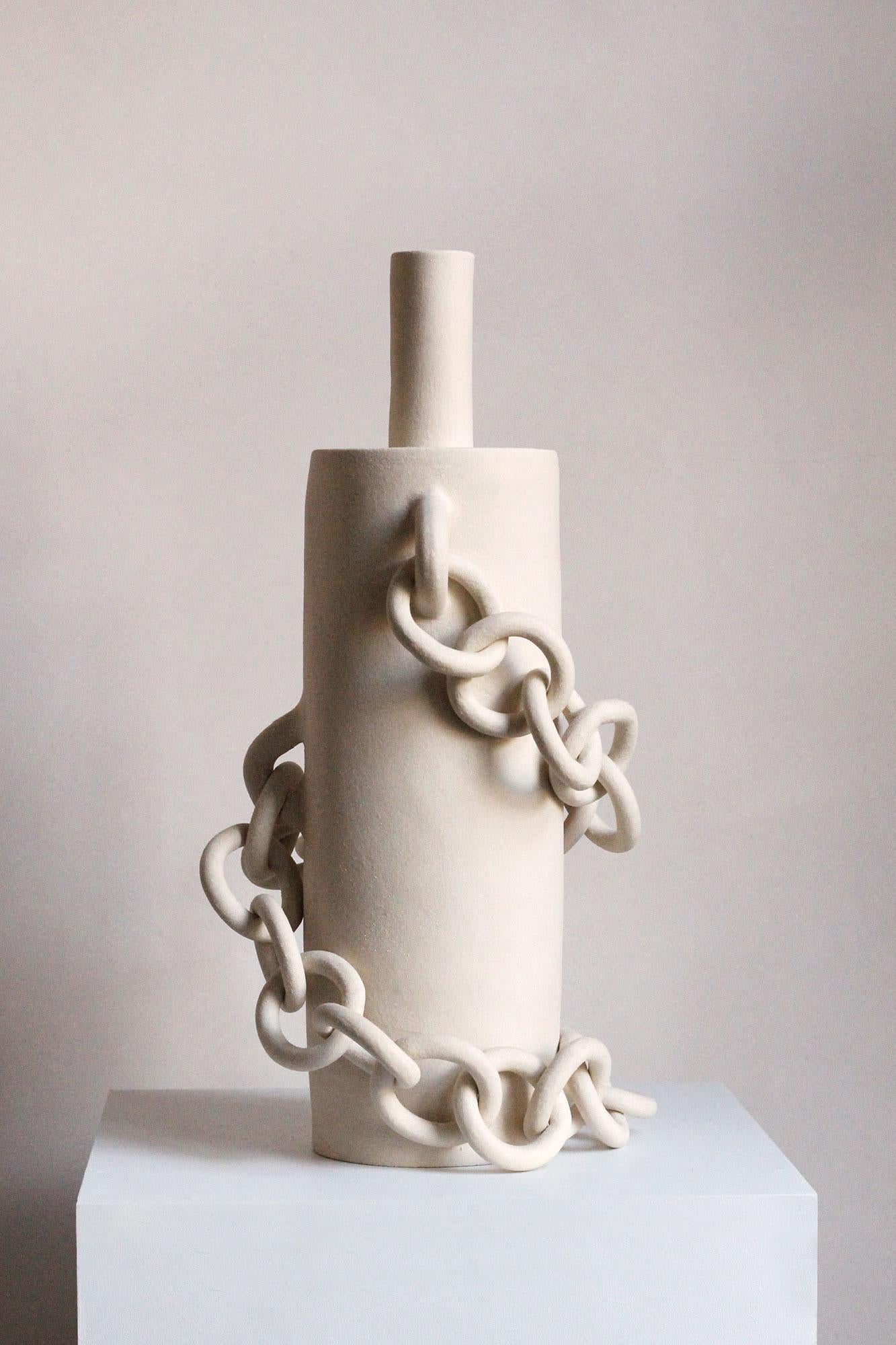 Sculpture contemporaine en céramique avec chaîne en spirale, faite à la main, 