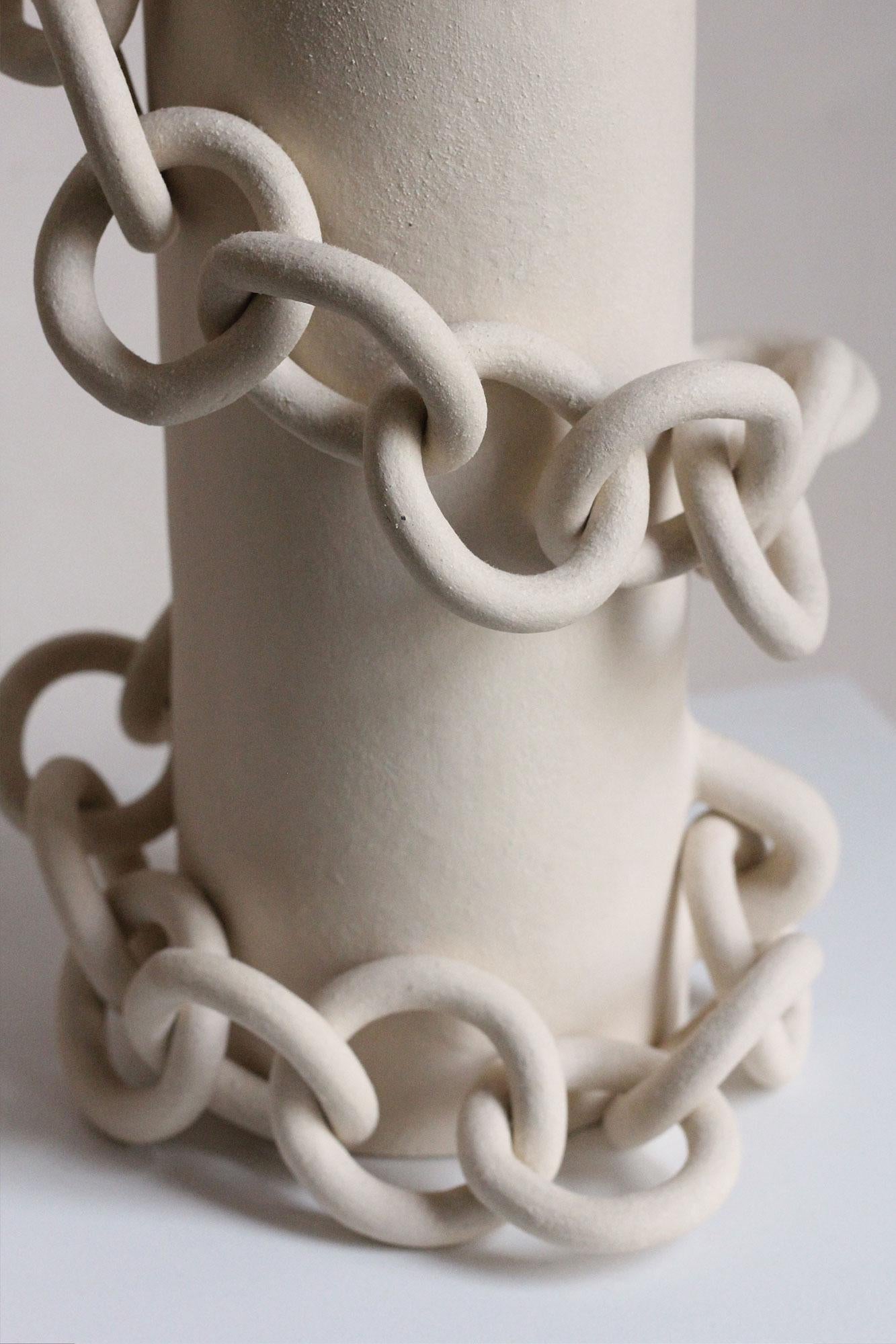 XXIe siècle et contemporain Sculpture contemporaine en céramique avec chaîne en spirale, faite à la main, 