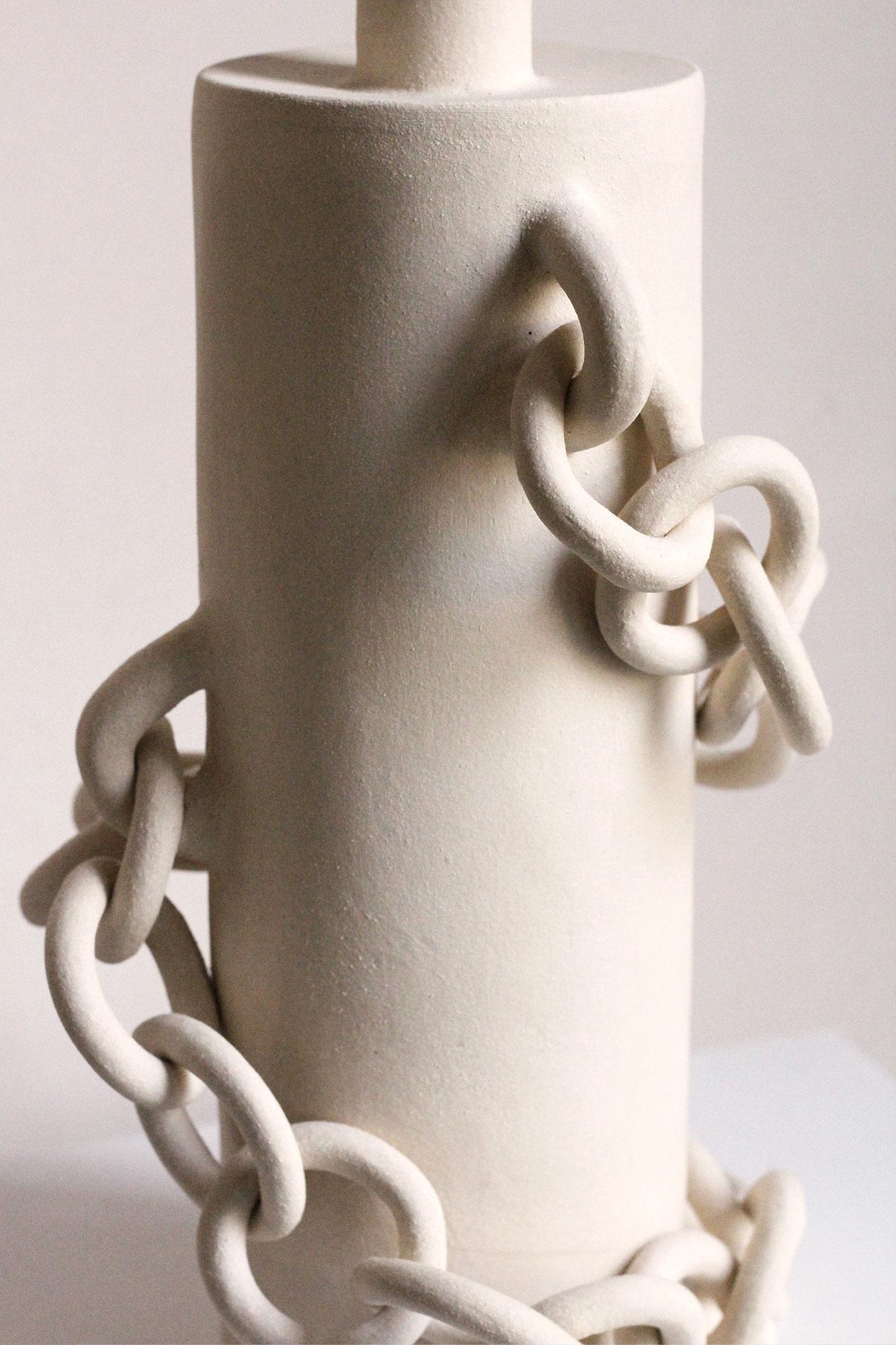 Or Sculpture contemporaine en céramique avec chaîne en spirale, faite à la main, 