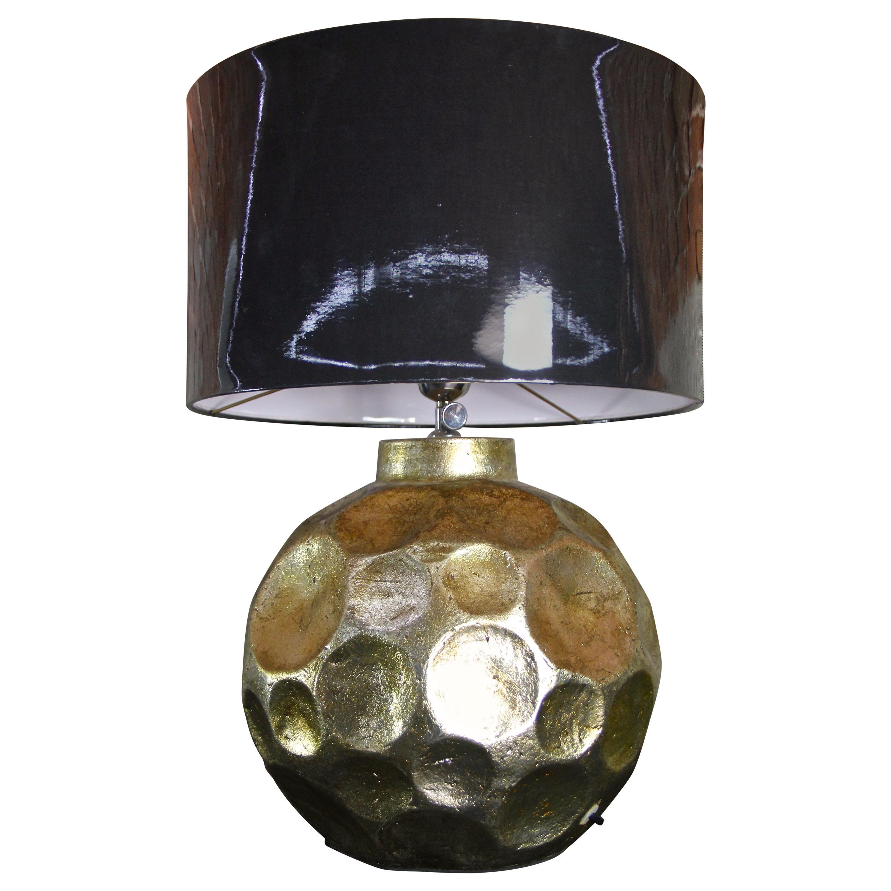 Zeitgenössische Keramik-Tischlampe, gold glasiert mit dunkelgrauem Schirm