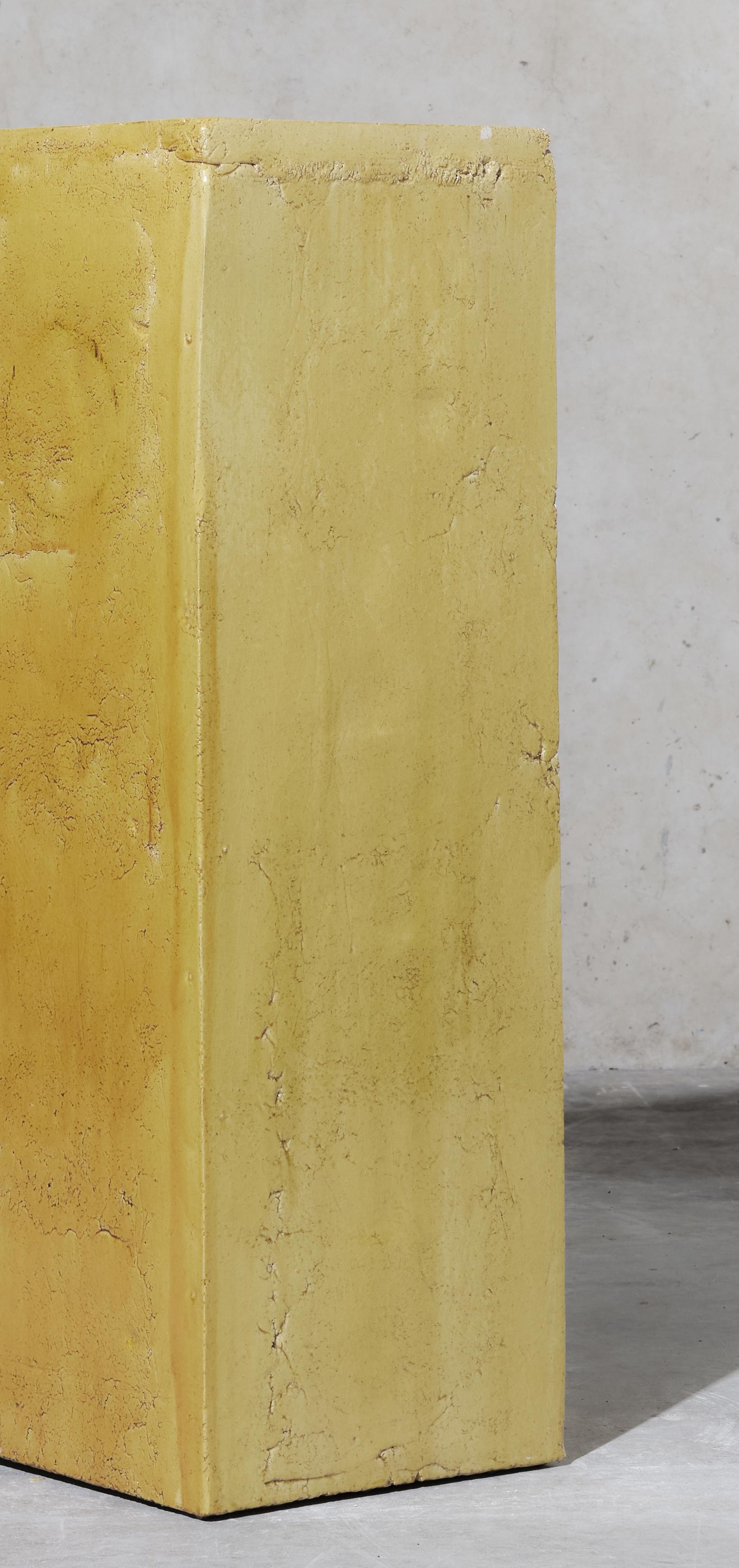 Moderno Tavolo / Prisma / Piedistallo / Colonna in ceramica contemporanea smaltata Caramello in vendita