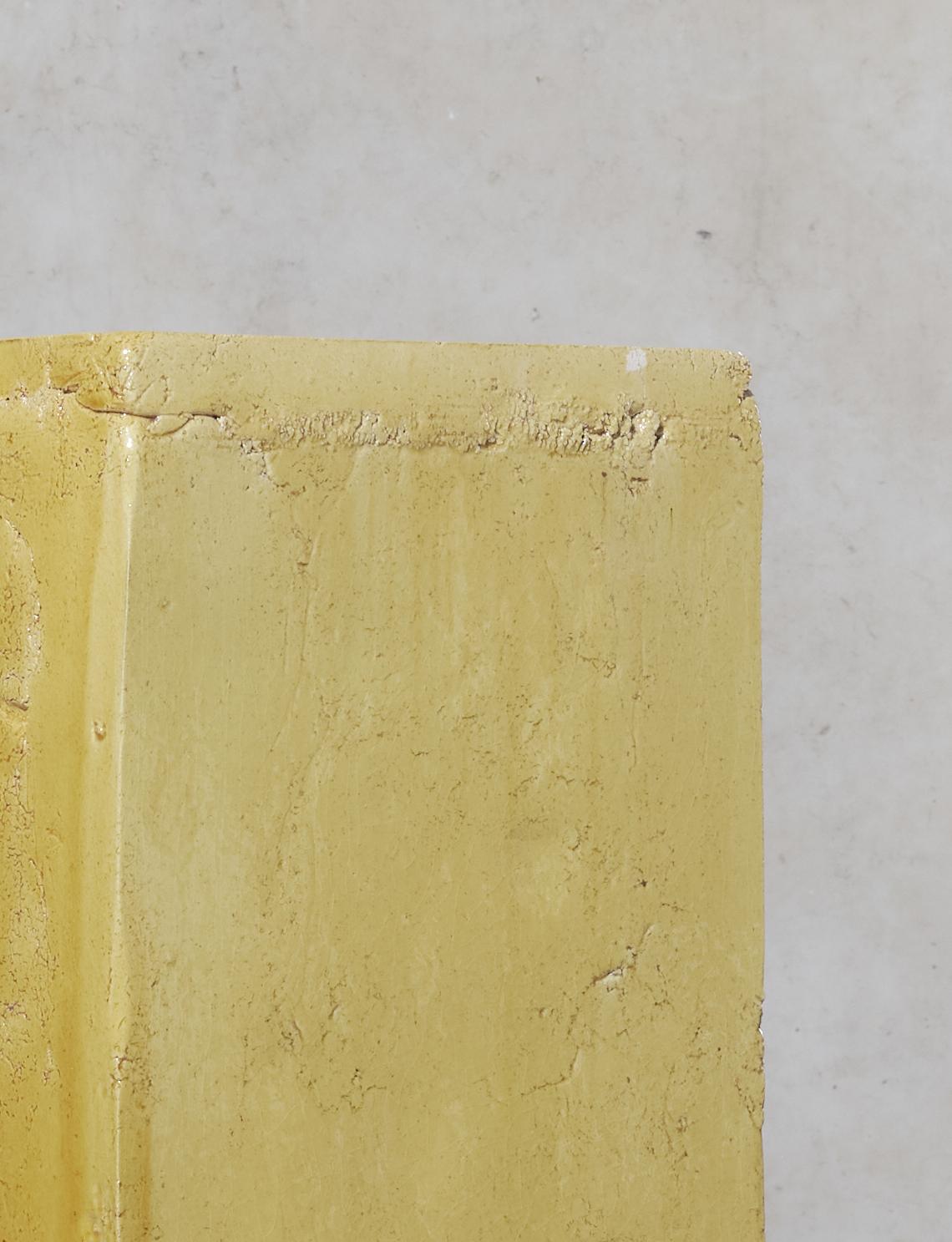 Smaltato Tavolo / Prisma / Piedistallo / Colonna in ceramica contemporanea smaltata Caramello in vendita
