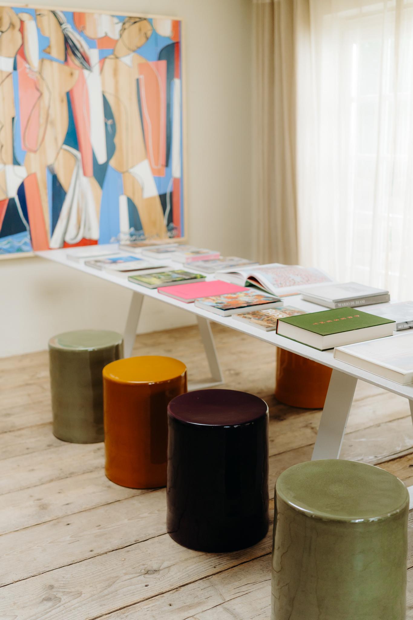 Contemporary Keramik-Tische/-Hocker im Angebot 9