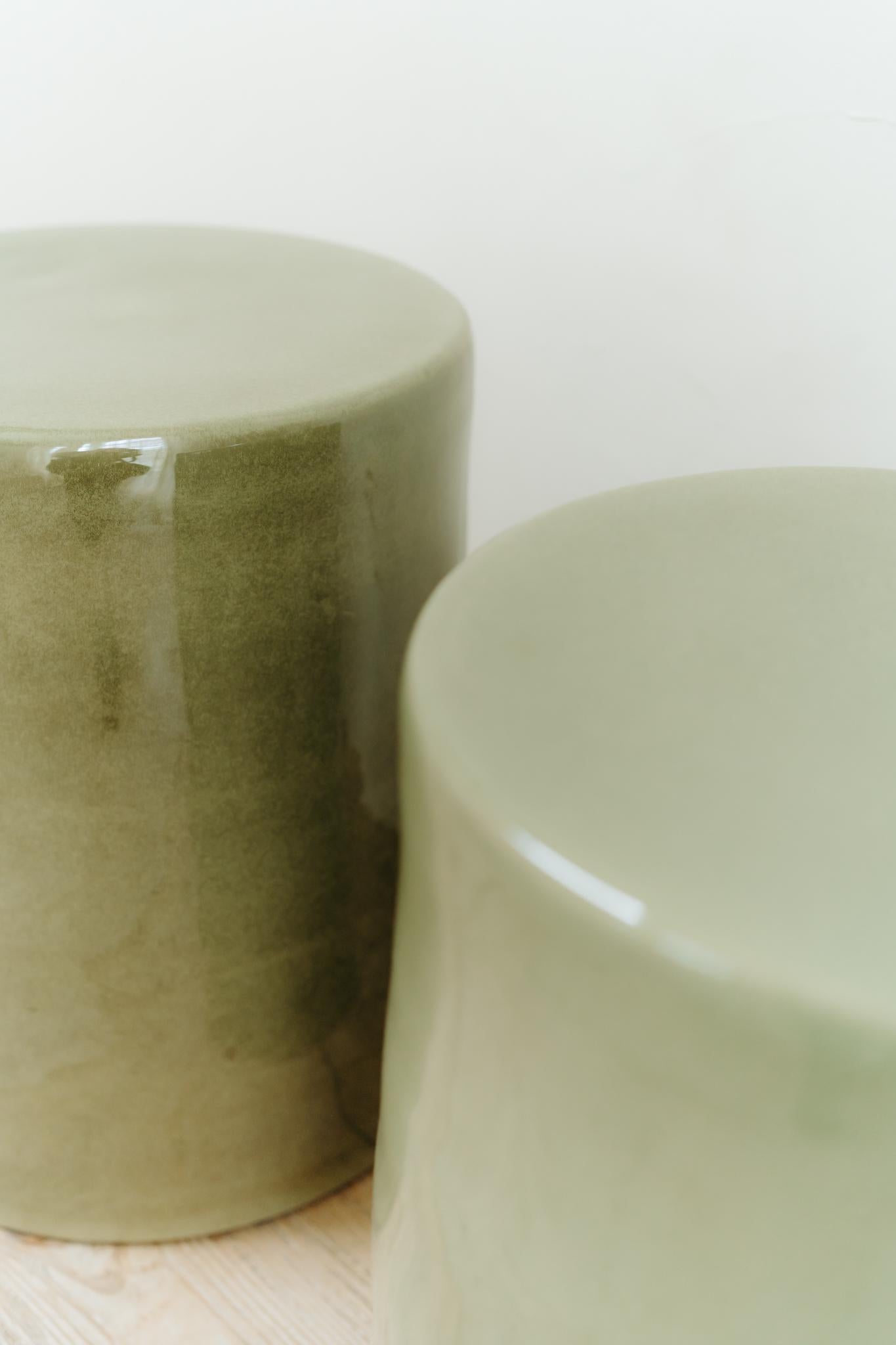 Contemporary Keramik-Tische/-Hocker (Belgisch) im Angebot