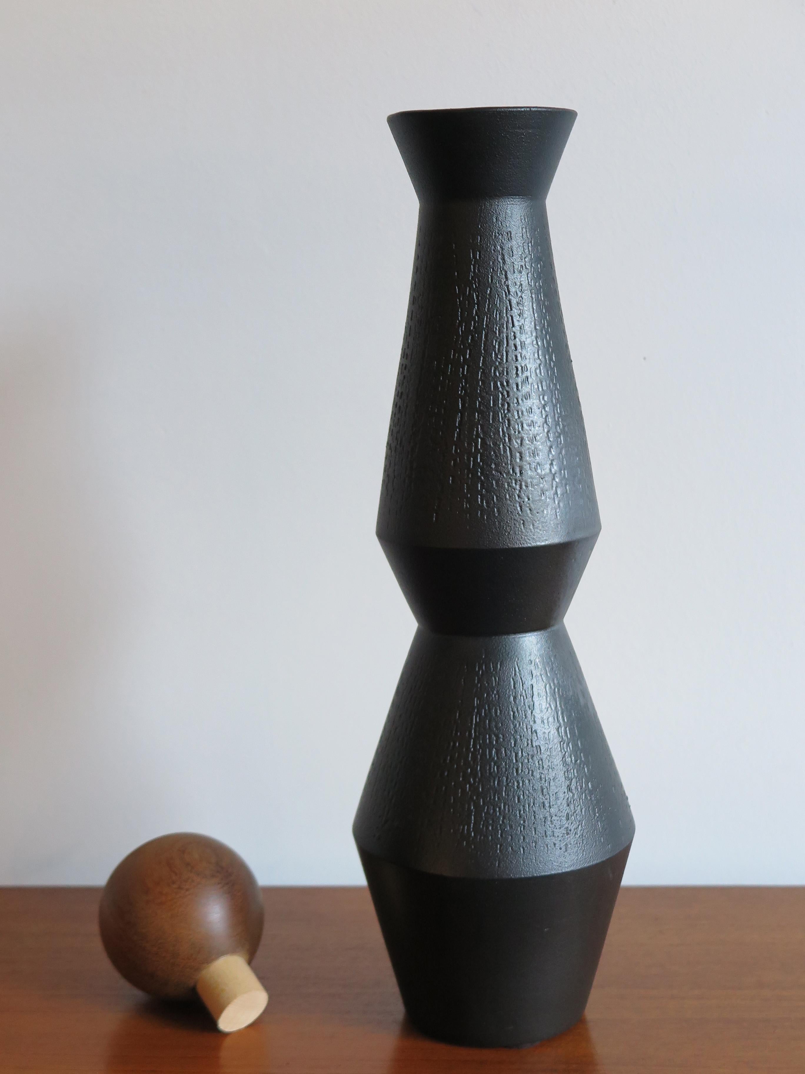 Contemporary ceramic vase turned and hand-engraved with matt black enamel, wooden hood to choose from in 2 variants, new design by Capperidicasa, made in Italy.

Dimensions: Diameter 15 cm, height without cap 49 cm, height with cap 55 cm.
 