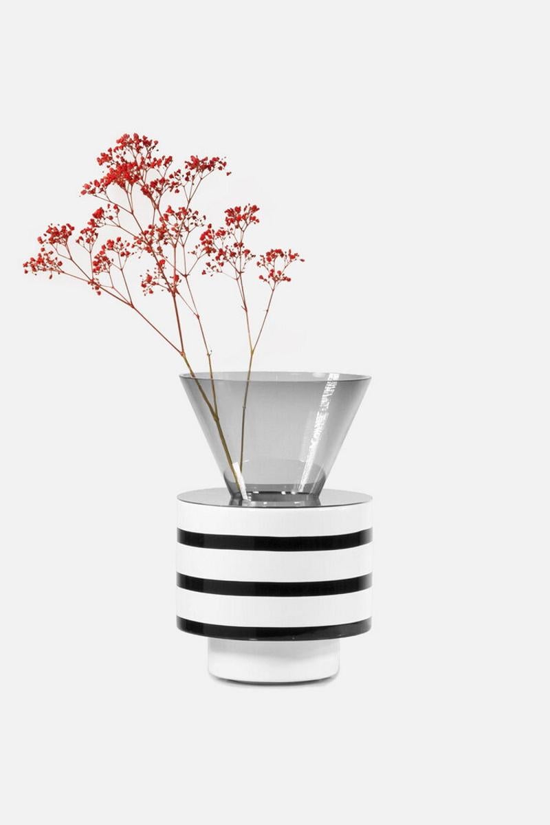 Zeitgenössische Keramikvase, modernes Design, luxuriöse Realisierungsqualität, verschiedene Farben vorgeschlagen, Herstellungszeit +/- 3 Wochen
Größe: H 28 cm, T 18 cm.
 