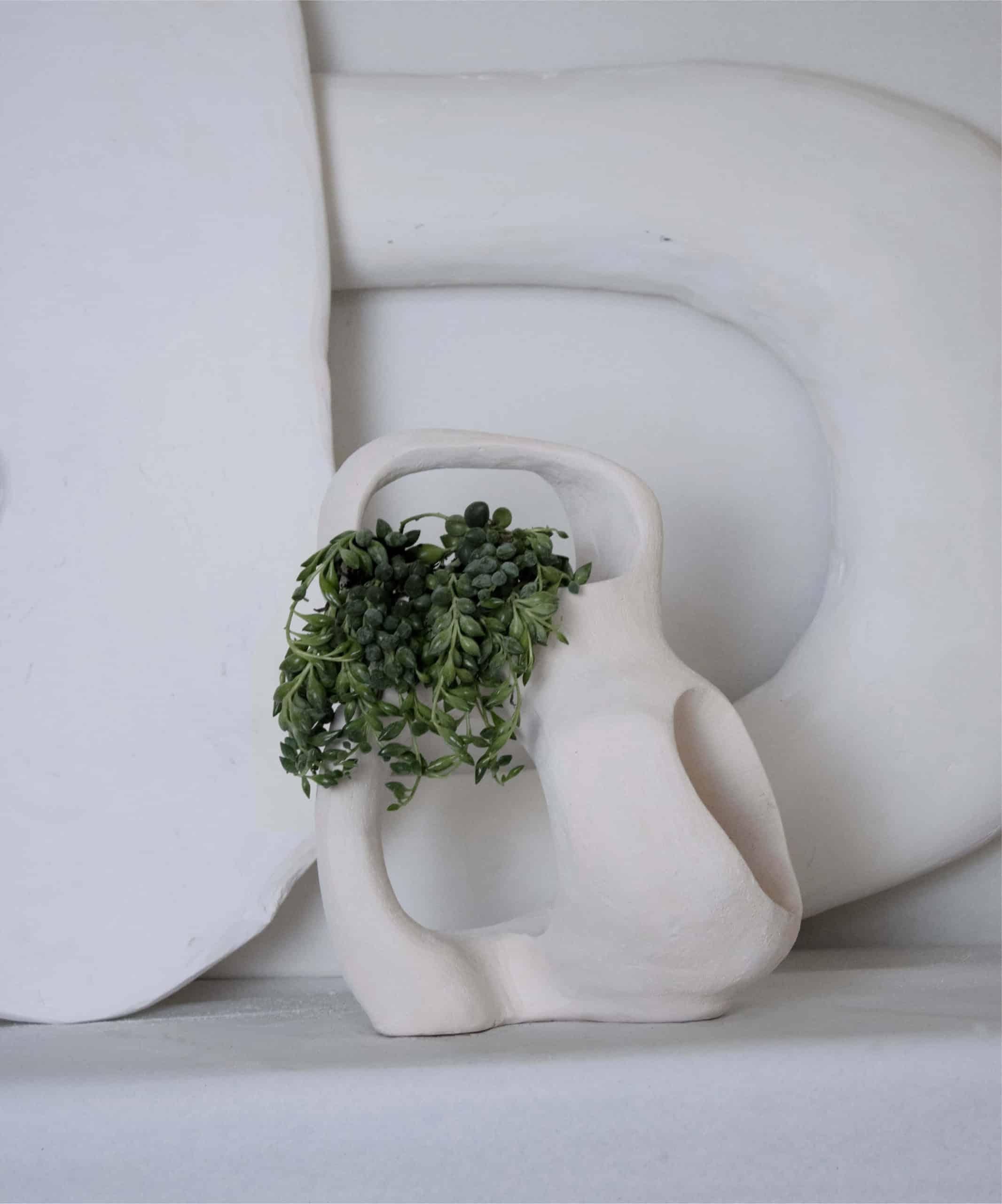 El Jarrón n.º 05 es un jarrón ikebana de cerámica hecho a mano que forma parte de la Colección Kado 