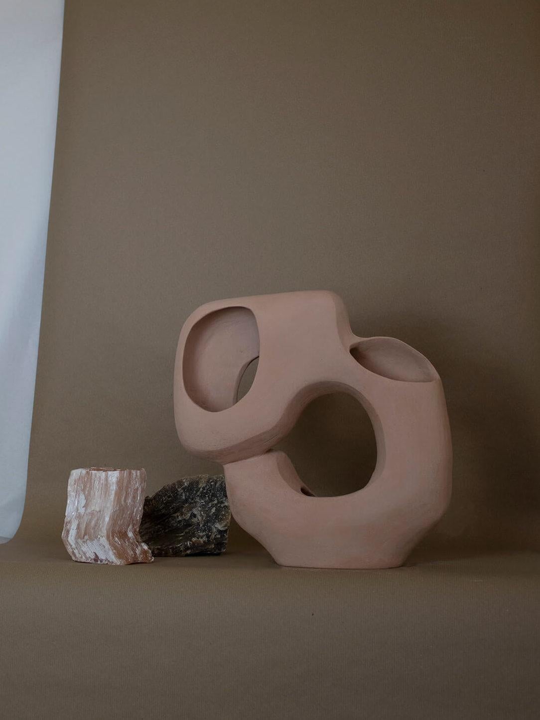 Il vaso No_009 è un vaso ikebana in ceramica fatto a mano che fa parte della collezione Kado 