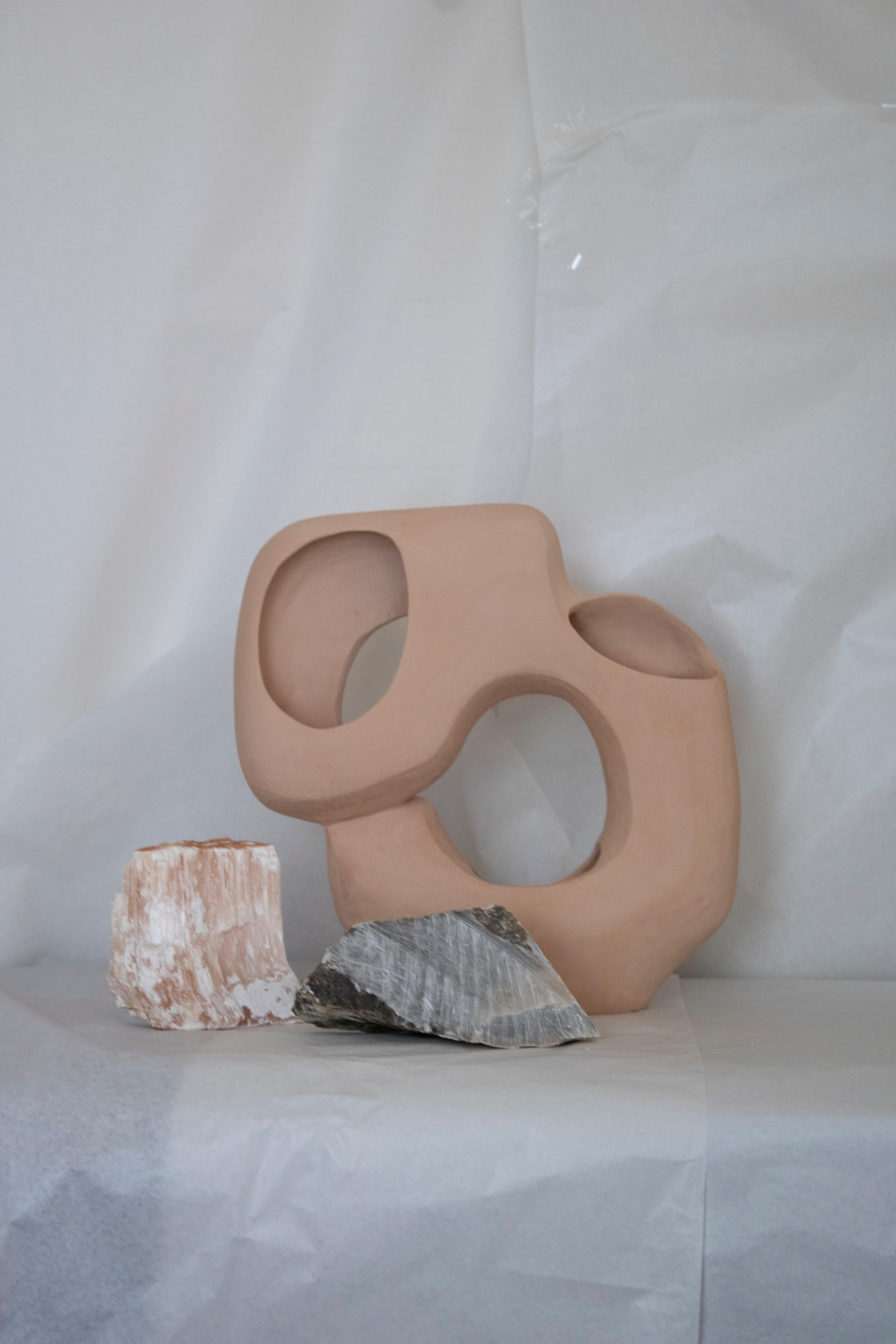 Intagliato a mano Vaso contemporaneo in ceramica, vaso moderno organico fatto a mano 