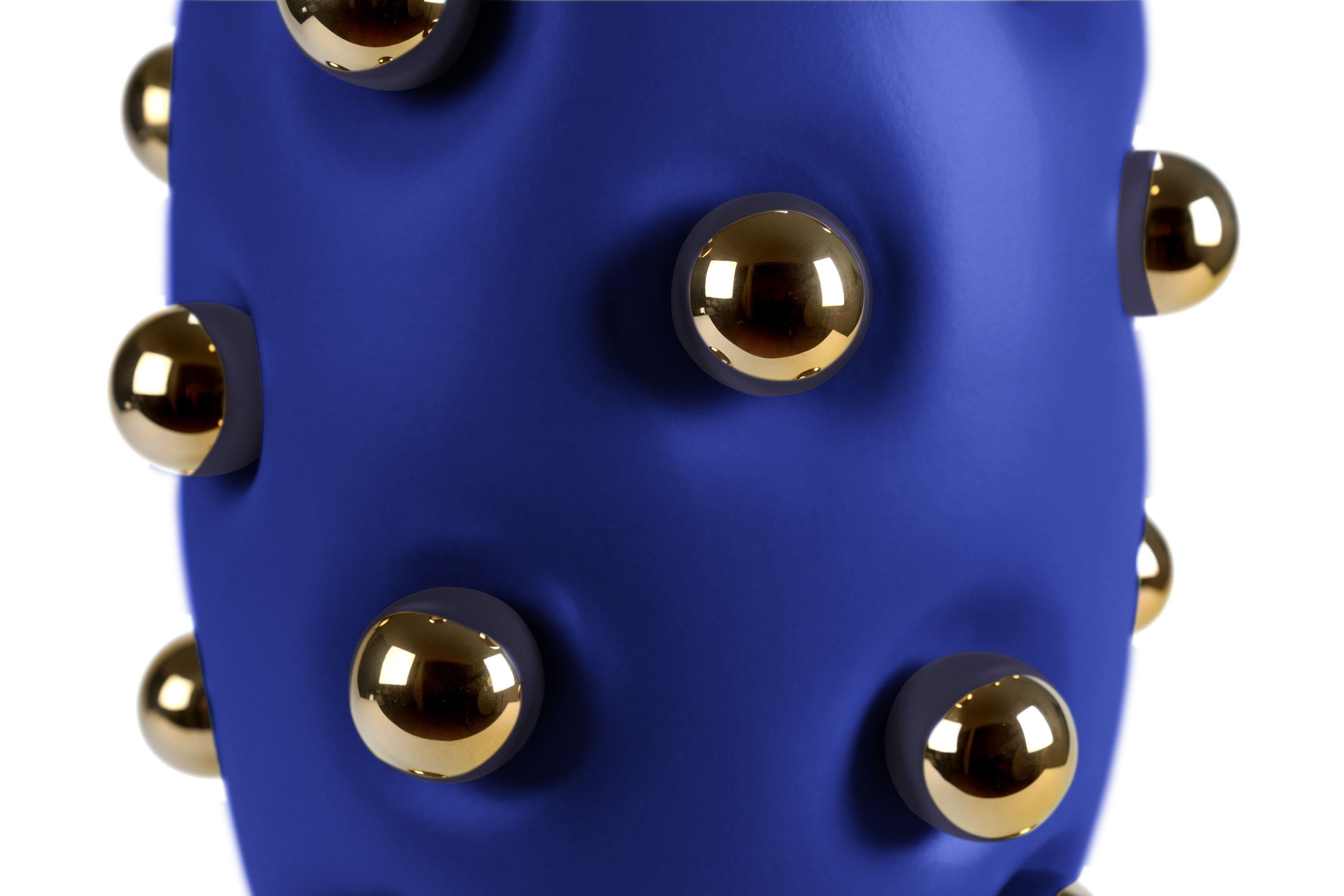 Italiano Vaso contemporaneo in ceramica, forma organica Blu 24Kt Gold Spheres Fatto a mano, Italia in vendita