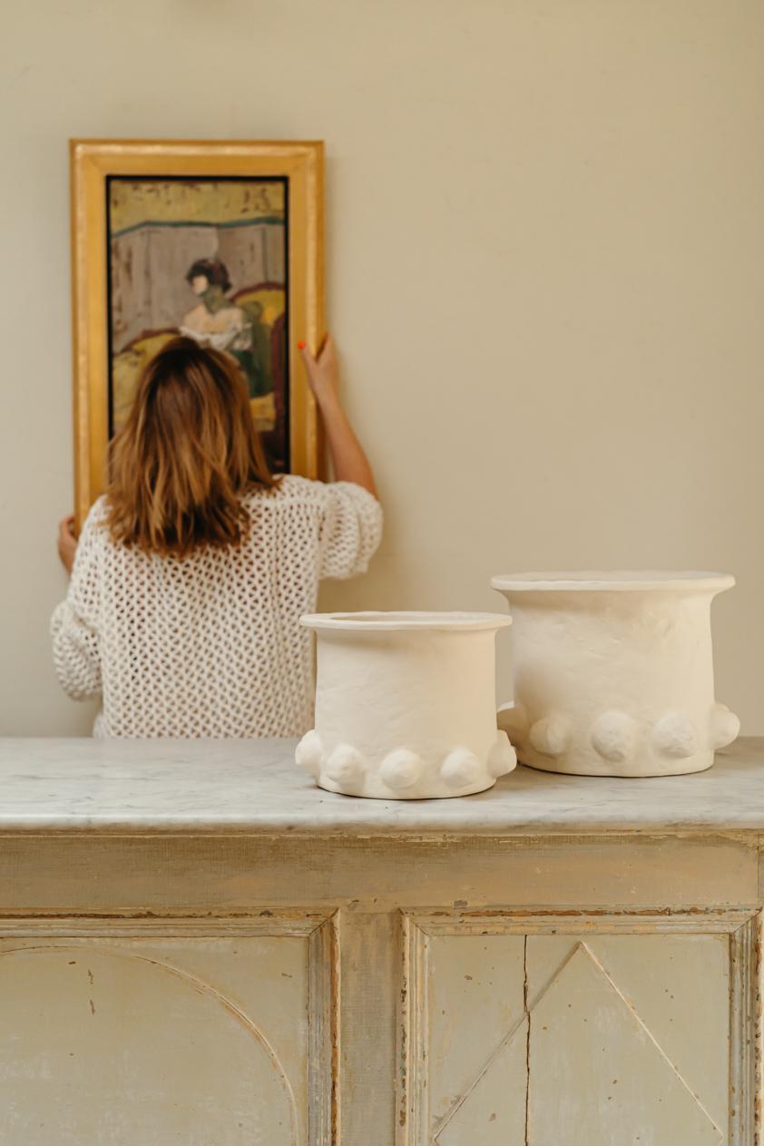 verkauft als ein Paar diese zwei Vasen aus Keramik xl, schrullig, robust, eine 37 cm Durchmesser x 29 cm hoch, die andere 30 cm Durchmesser und 22 cm hoch, kann als dekoratives Objekt, Vase oder Pflanzer / jardinière verwendet werden 