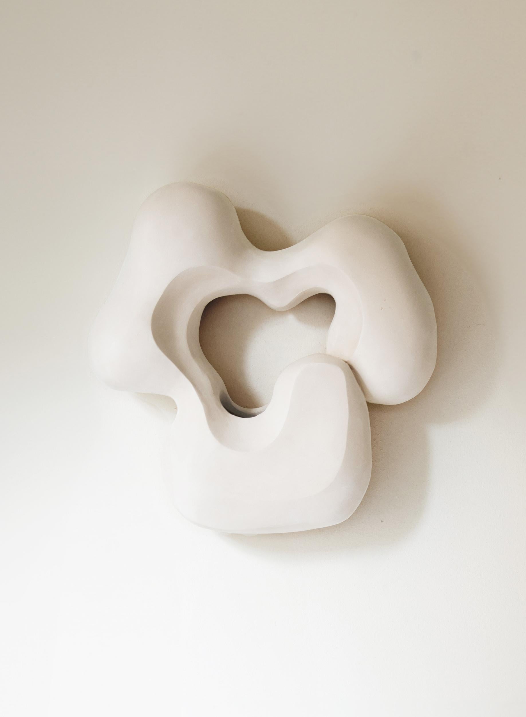 La Forma n.º 008 es una lámpara escultórica de cerámica de la Colección Formas. Los contornos abstractos y la forma orgánica del candelabro crean un cautivador punto focal en cualquier espacio, mientras que su acabado en bizcocho añade profundidad y