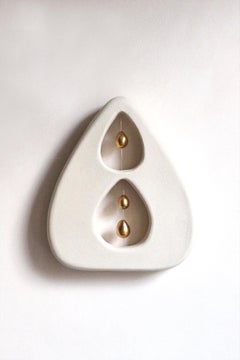 Sculpture murale contemporaine en céramique avec lustre en or 24 carats, faite à la main, "Drops" (gouttes)