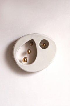 Zeitgenössische Keramik-Wandskulptur mit Goldglanz, "Seed Pod" von Miyelle