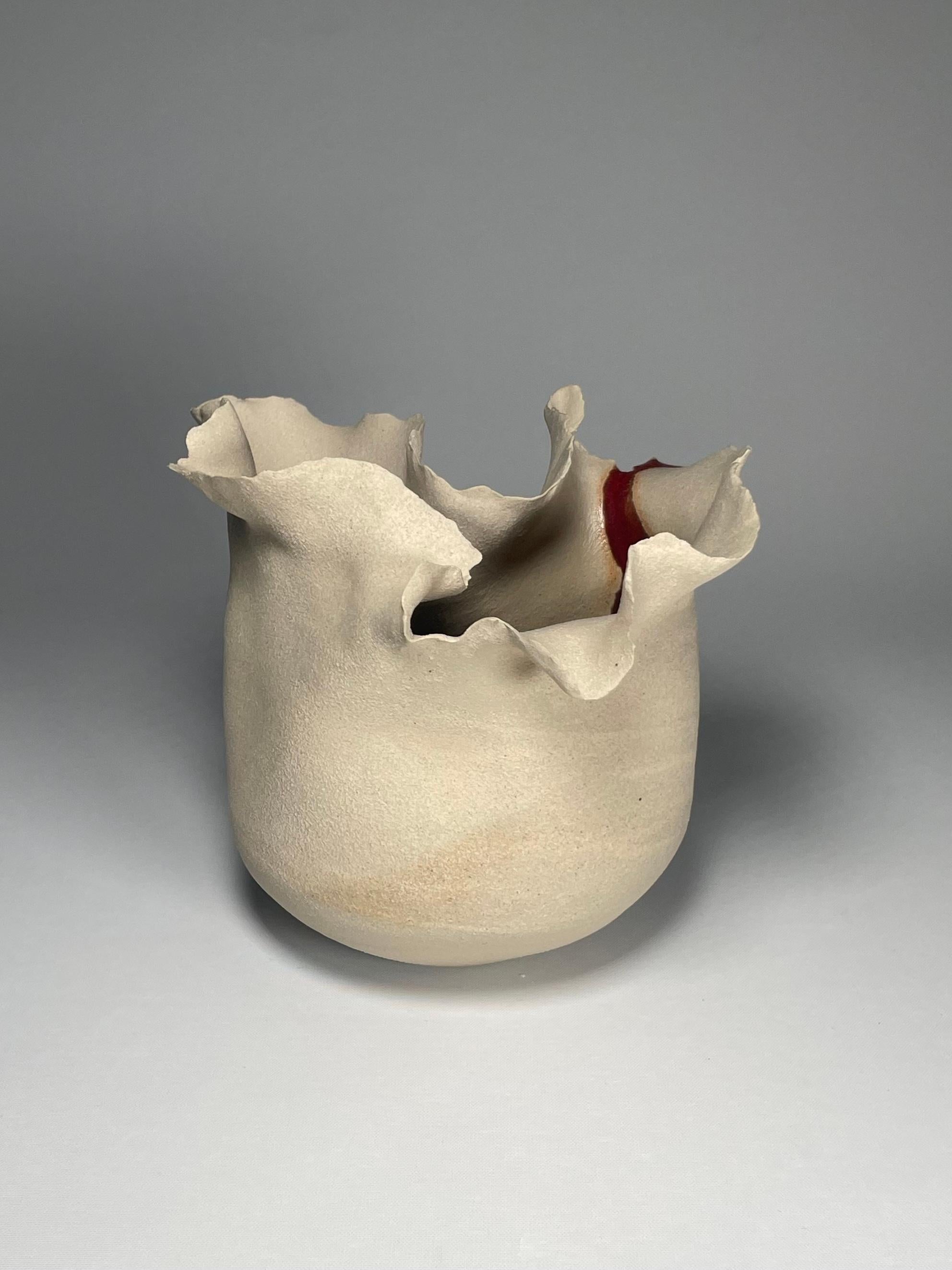 Vaso contemporaneo in ceramica con bordo a petali ondulati, smaltato rosso River di FD21 Clay in vendita 7