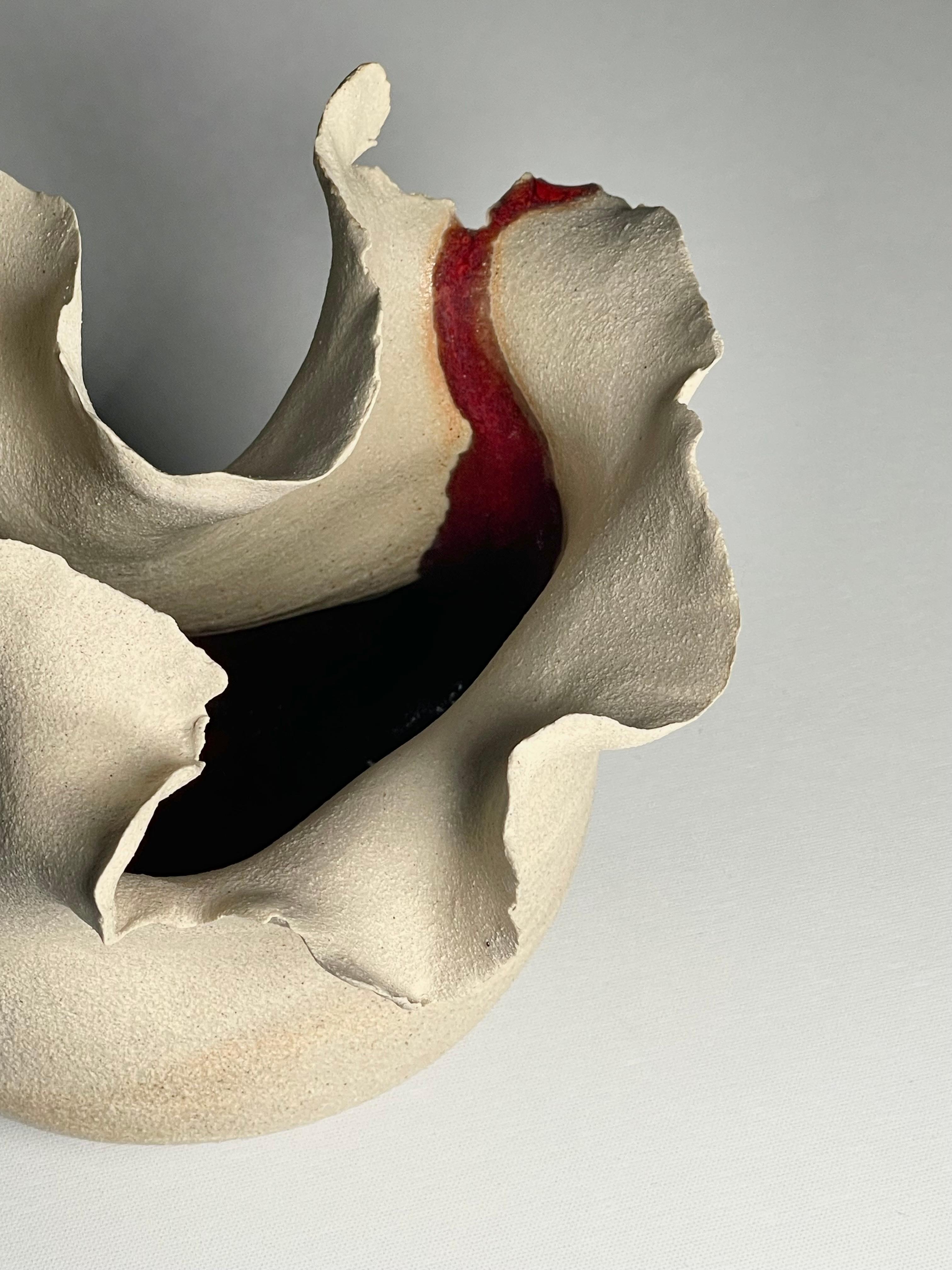 Vaso contemporaneo in ceramica con bordo a petali ondulati, smaltato rosso River di FD21 Clay in vendita 12