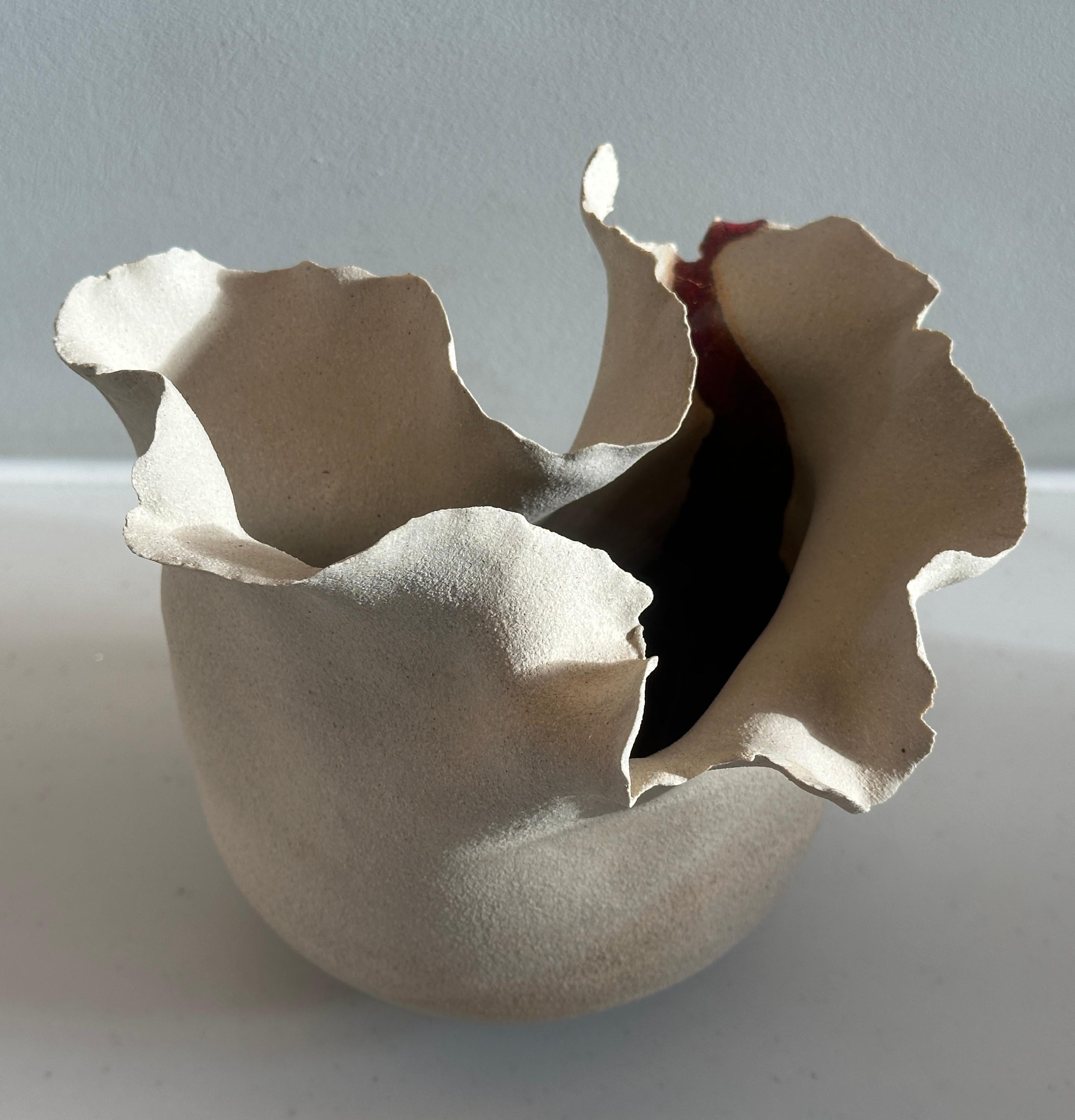 No 4.  Ceramica contemporanea fatta a mano naturale non smaltata  vaso color pietra con bordo ondulato e dentellato. Un fiume di smalto lucido rosso intenso scorre dal bordo fino all'interno del vaso. Progettato e realizzato a mano dal ceramista