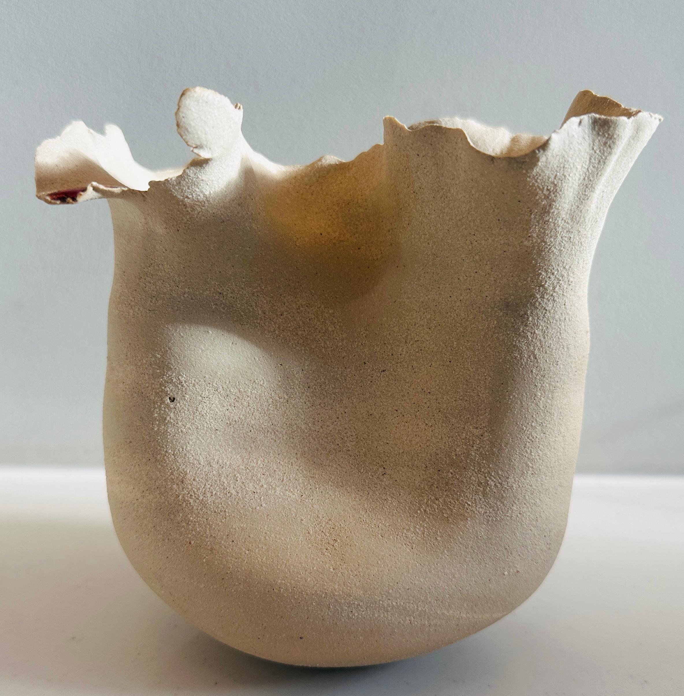 Moderno Vaso contemporaneo in ceramica con bordo a petali ondulati, smaltato rosso River di FD21 Clay in vendita