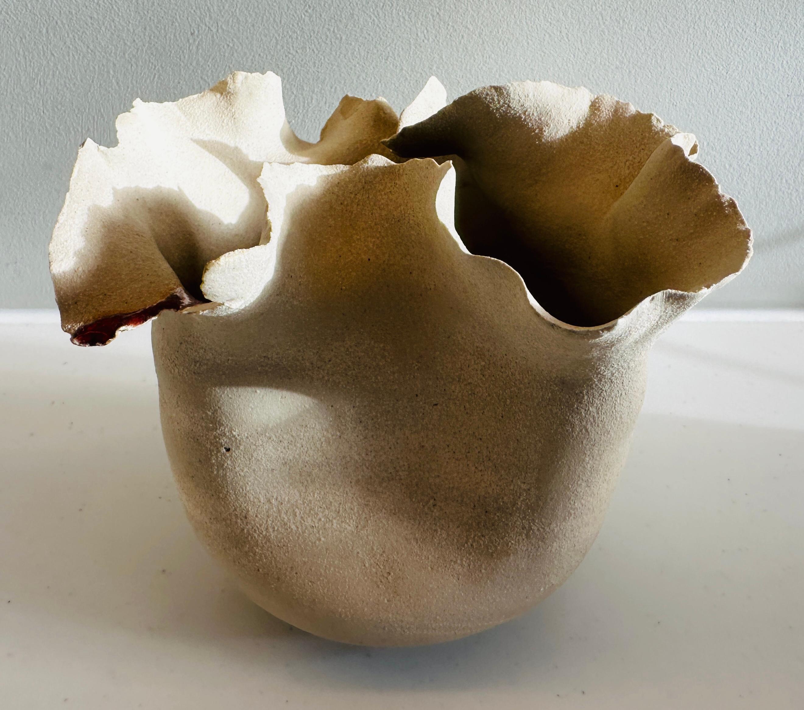 Brasiliano Vaso contemporaneo in ceramica con bordo a petali ondulati, smaltato rosso River di FD21 Clay in vendita