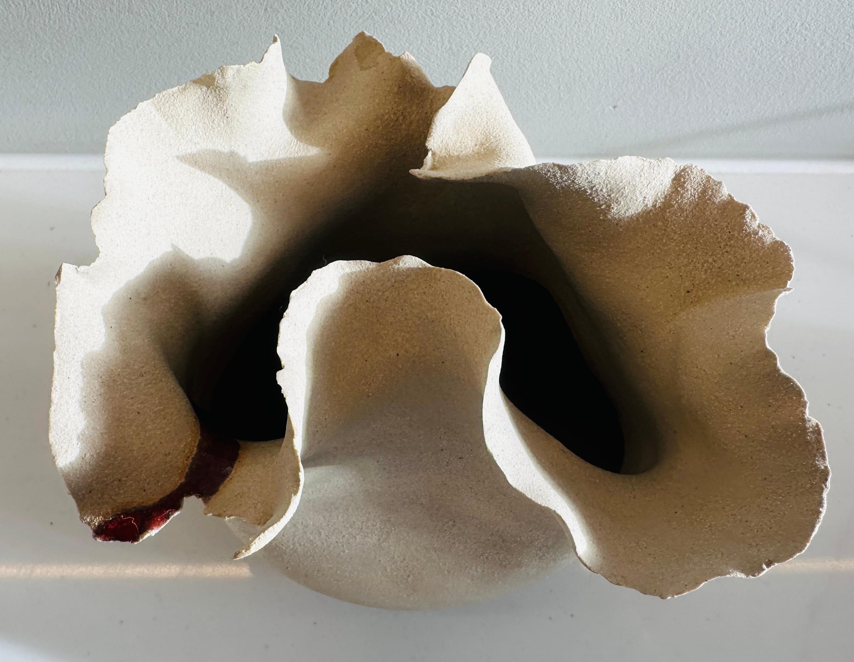 Non smaltato Vaso contemporaneo in ceramica con bordo a petali ondulati, smaltato rosso River di FD21 Clay in vendita