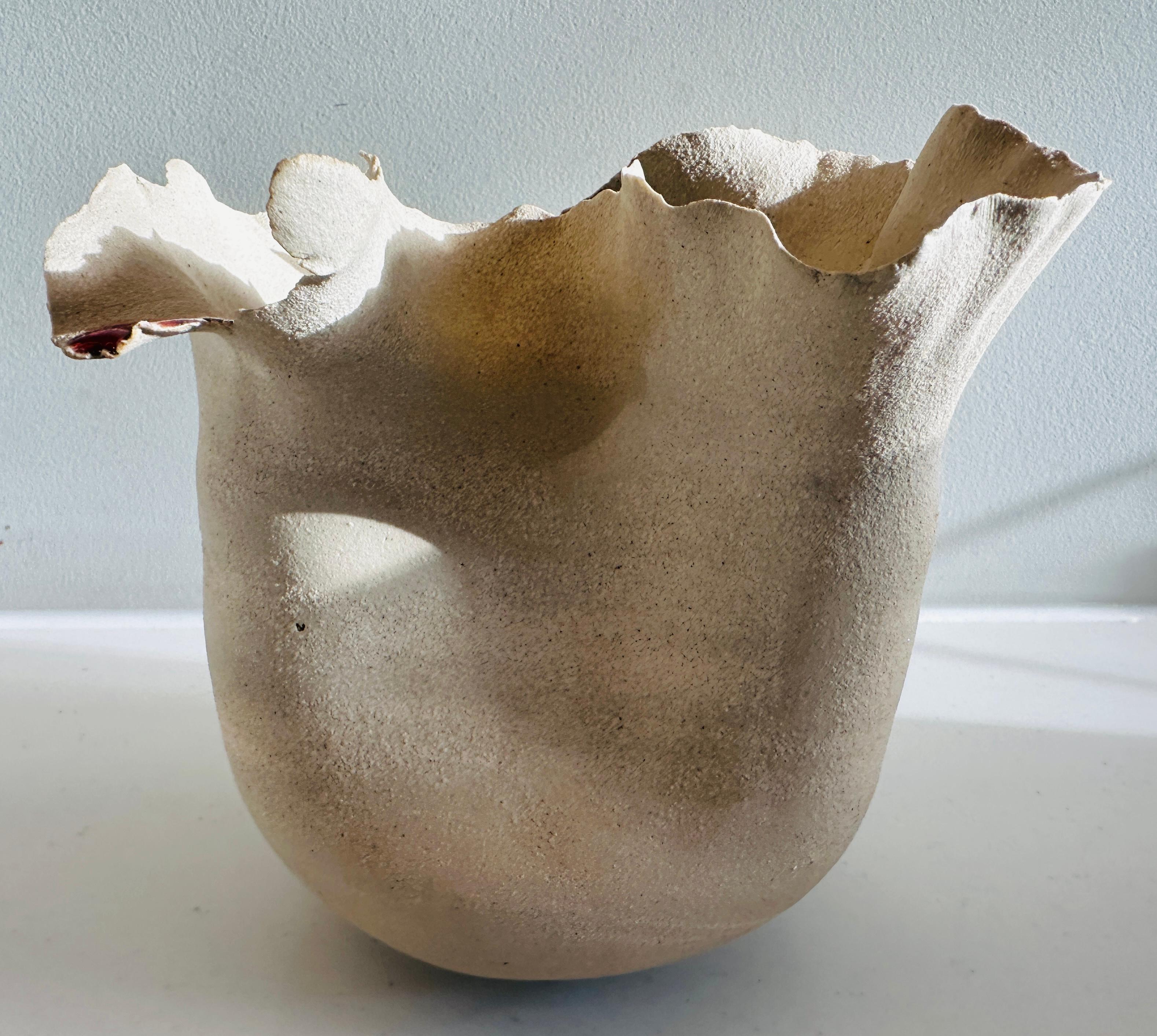 Vaso contemporaneo in ceramica con bordo a petali ondulati, smaltato rosso River di FD21 Clay In condizioni Nuovo in vendita a London, GB
