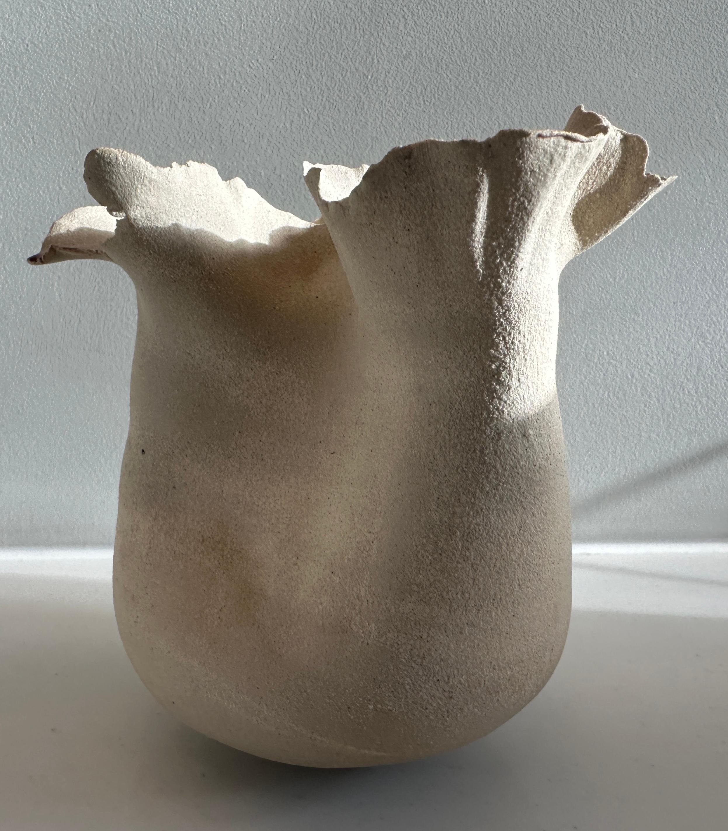 XXI secolo e contemporaneo Vaso contemporaneo in ceramica con bordo a petali ondulati, smaltato rosso River di FD21 Clay in vendita
