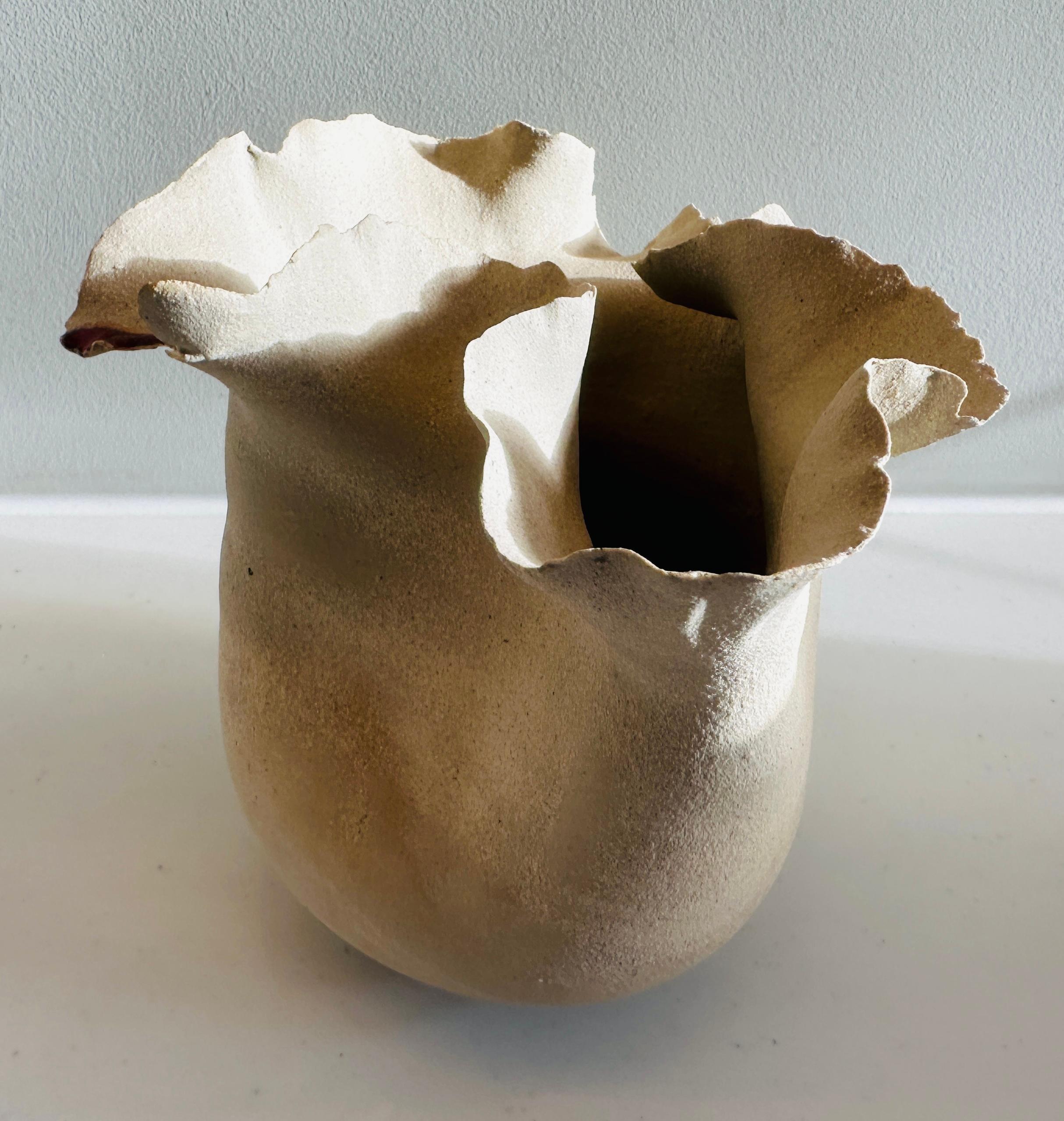 Ceramica Vaso contemporaneo in ceramica con bordo a petali ondulati, smaltato rosso River di FD21 Clay in vendita