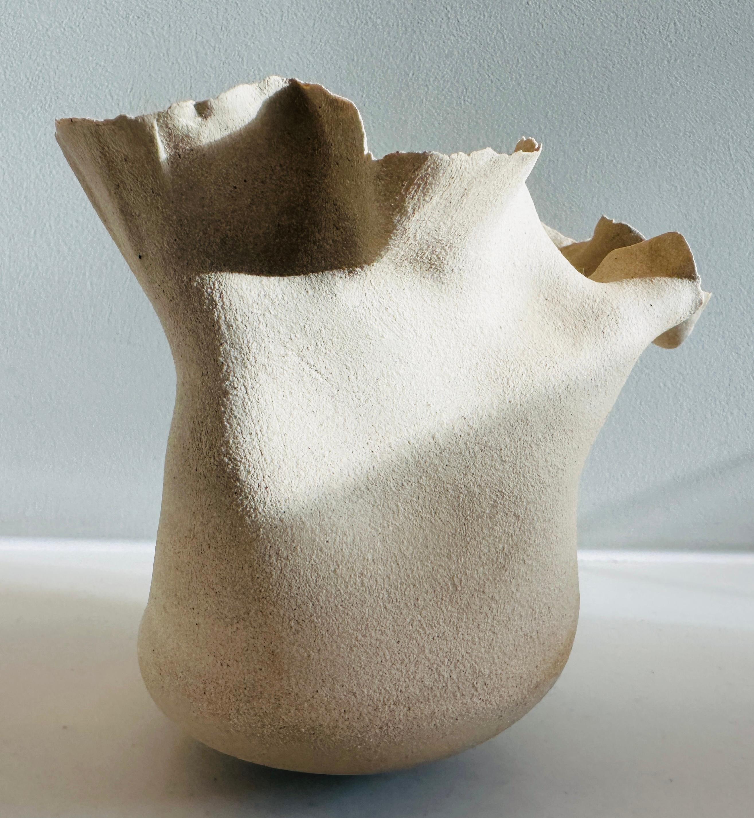 Vaso contemporaneo in ceramica con bordo a petali ondulati, smaltato rosso River di FD21 Clay in vendita 1