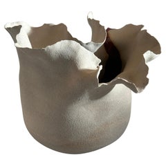 Contemporary Ceramic Waved Petal Rim Keramik Vase Red Glazed River von FD21 Clay