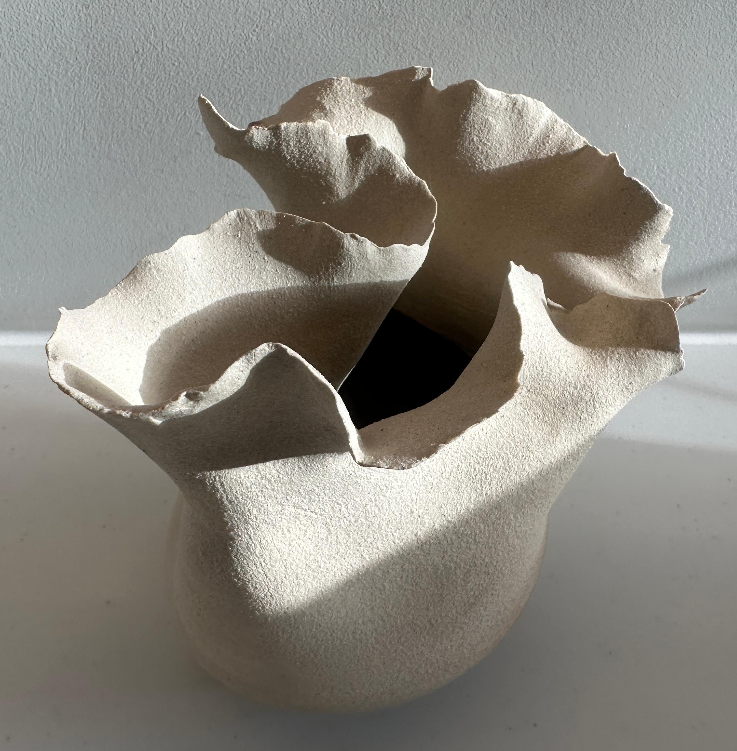 Vaso contemporaneo in ceramica con bordo a petali ondulati, smaltato rosso River di FD21 Clay in vendita 2