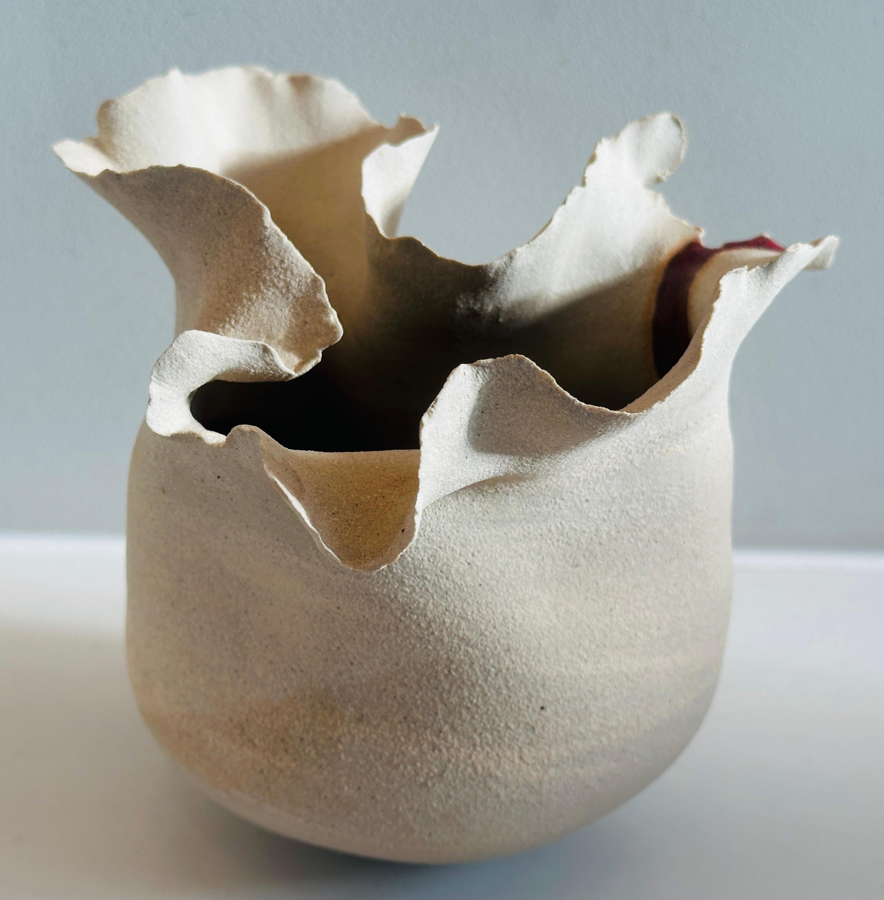 Vaso contemporaneo in ceramica con bordo a petali ondulati, smaltato rosso River di FD21 Clay in vendita 3