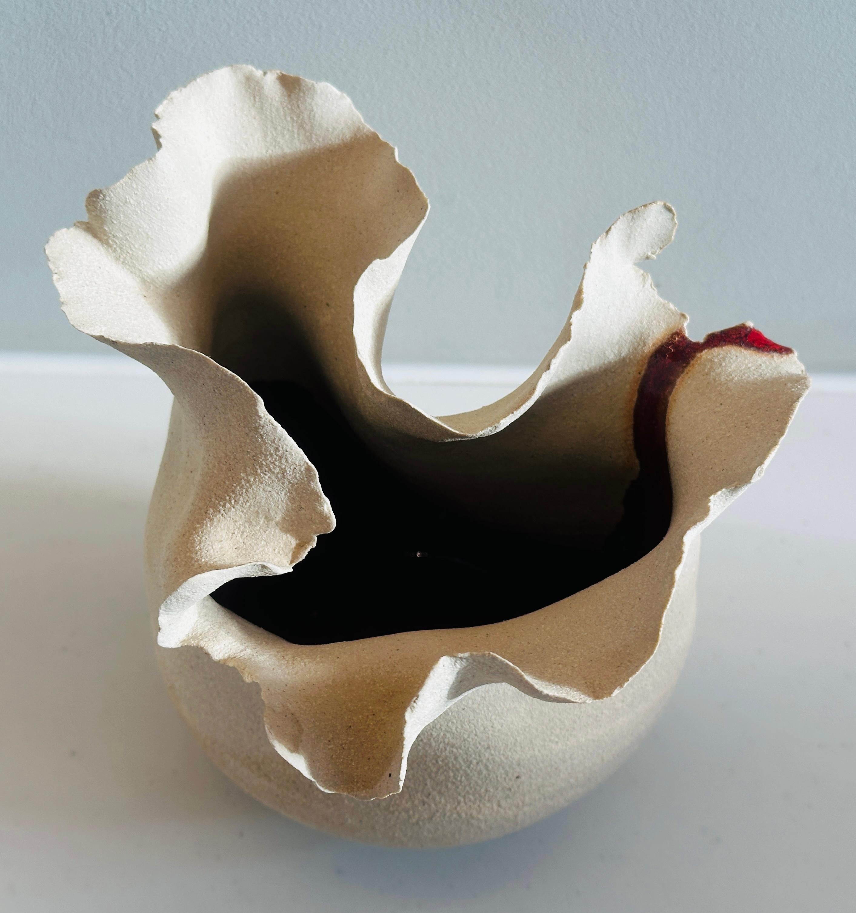 Vaso contemporaneo in ceramica con bordo a petali ondulati, smaltato rosso River di FD21 Clay in vendita 4