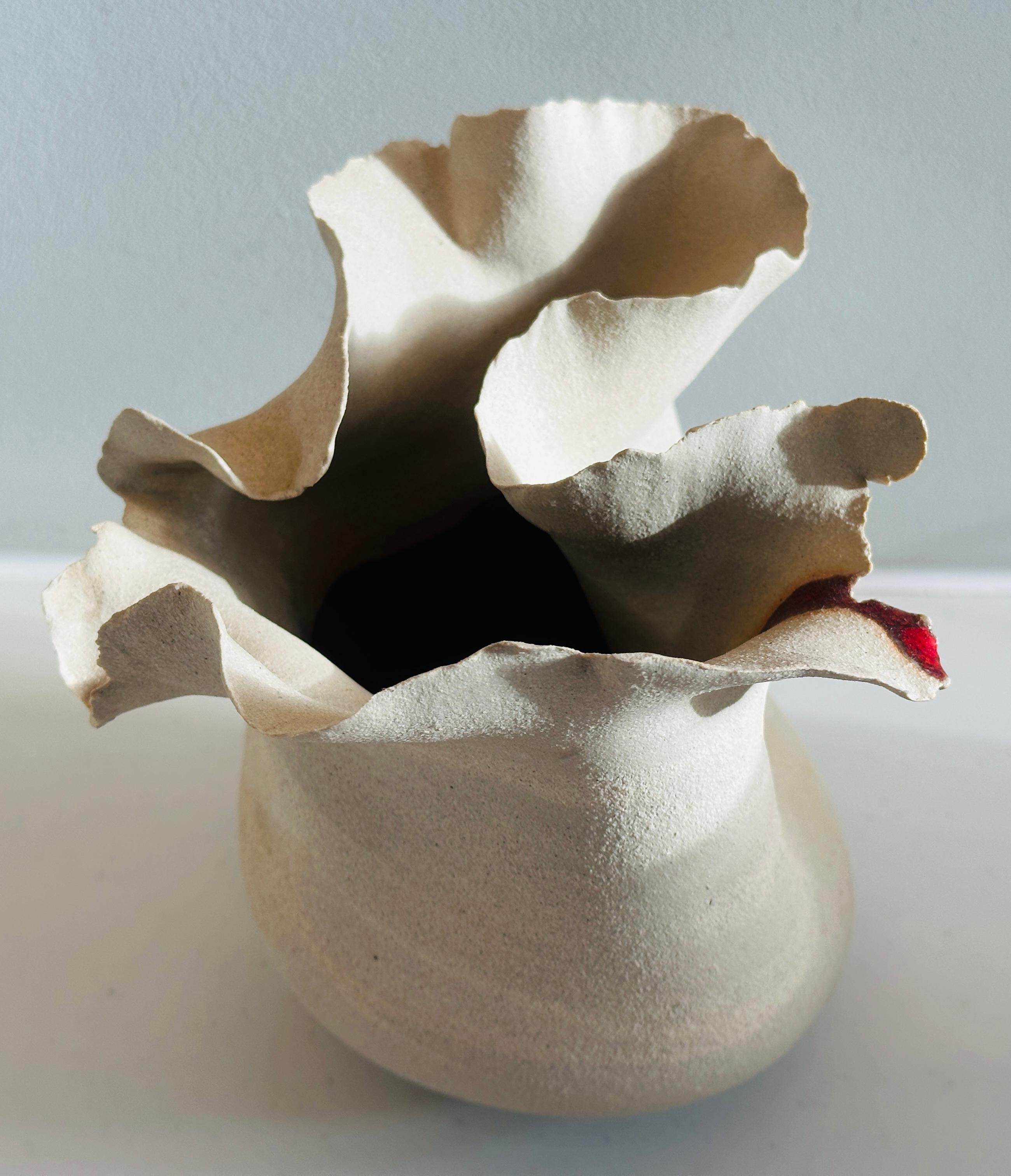 Vaso contemporaneo in ceramica con bordo a petali ondulati, smaltato rosso River di FD21 Clay in vendita 5