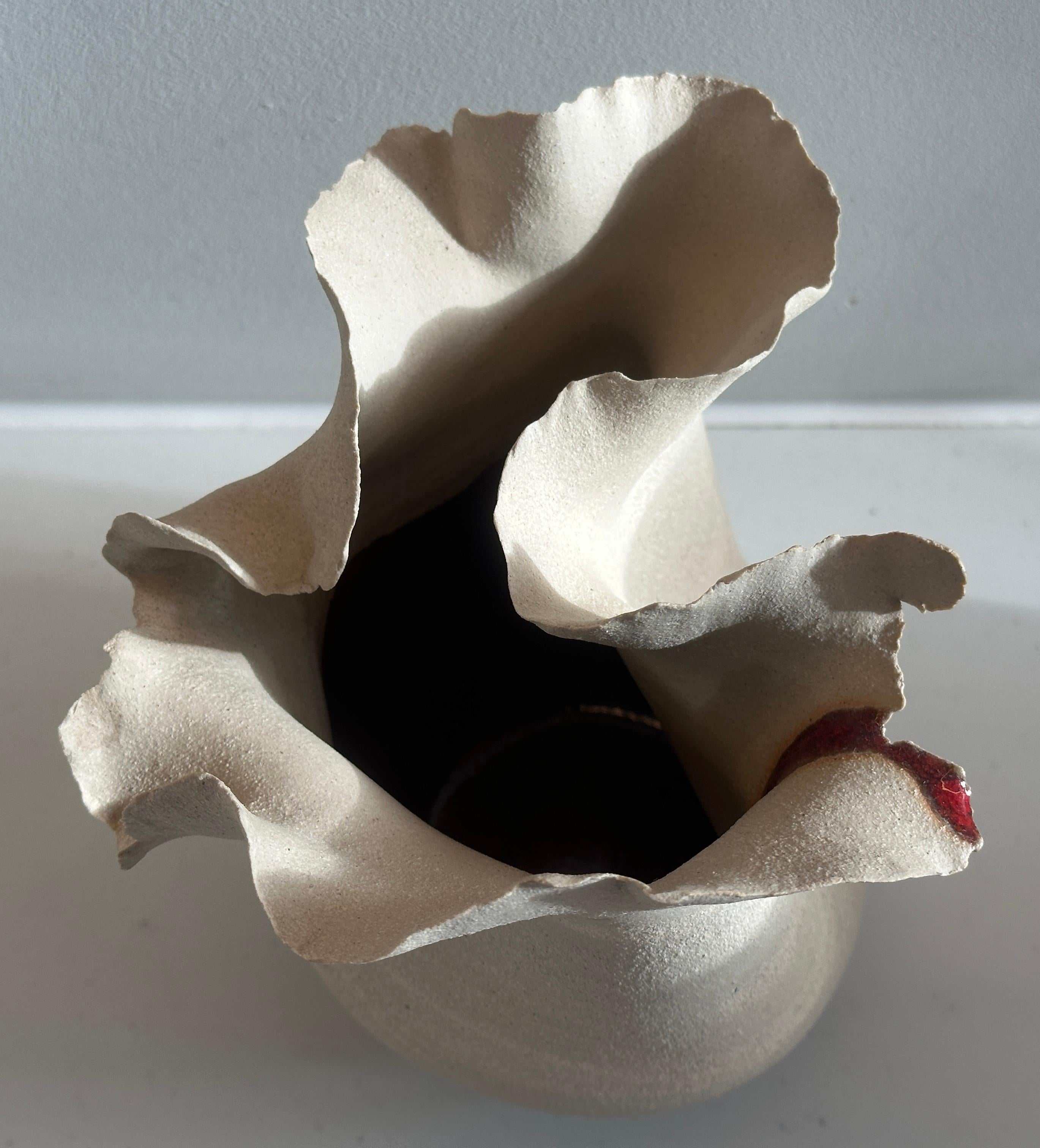 Vaso contemporaneo in ceramica con bordo a petali ondulati, smaltato rosso River di FD21 Clay in vendita 6