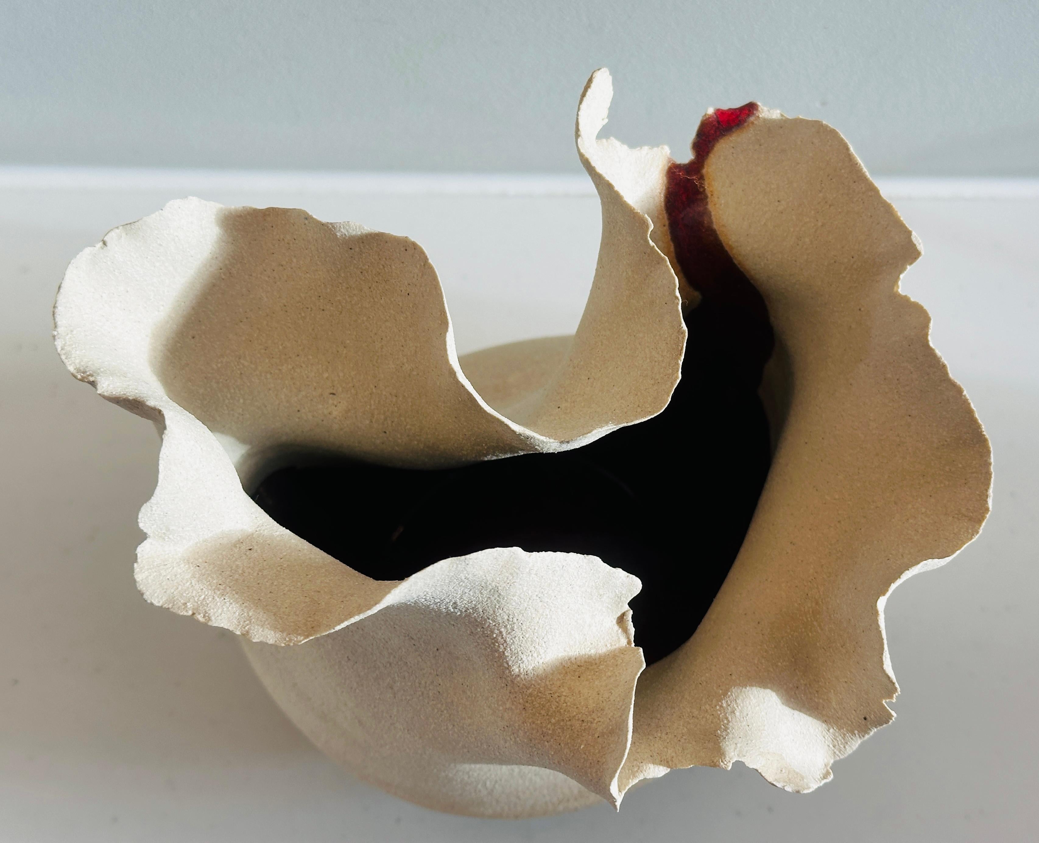Vaso contemporaneo in ceramica con bordo a petali ondulati, smaltato rosso River di FD21 Clay in vendita 8