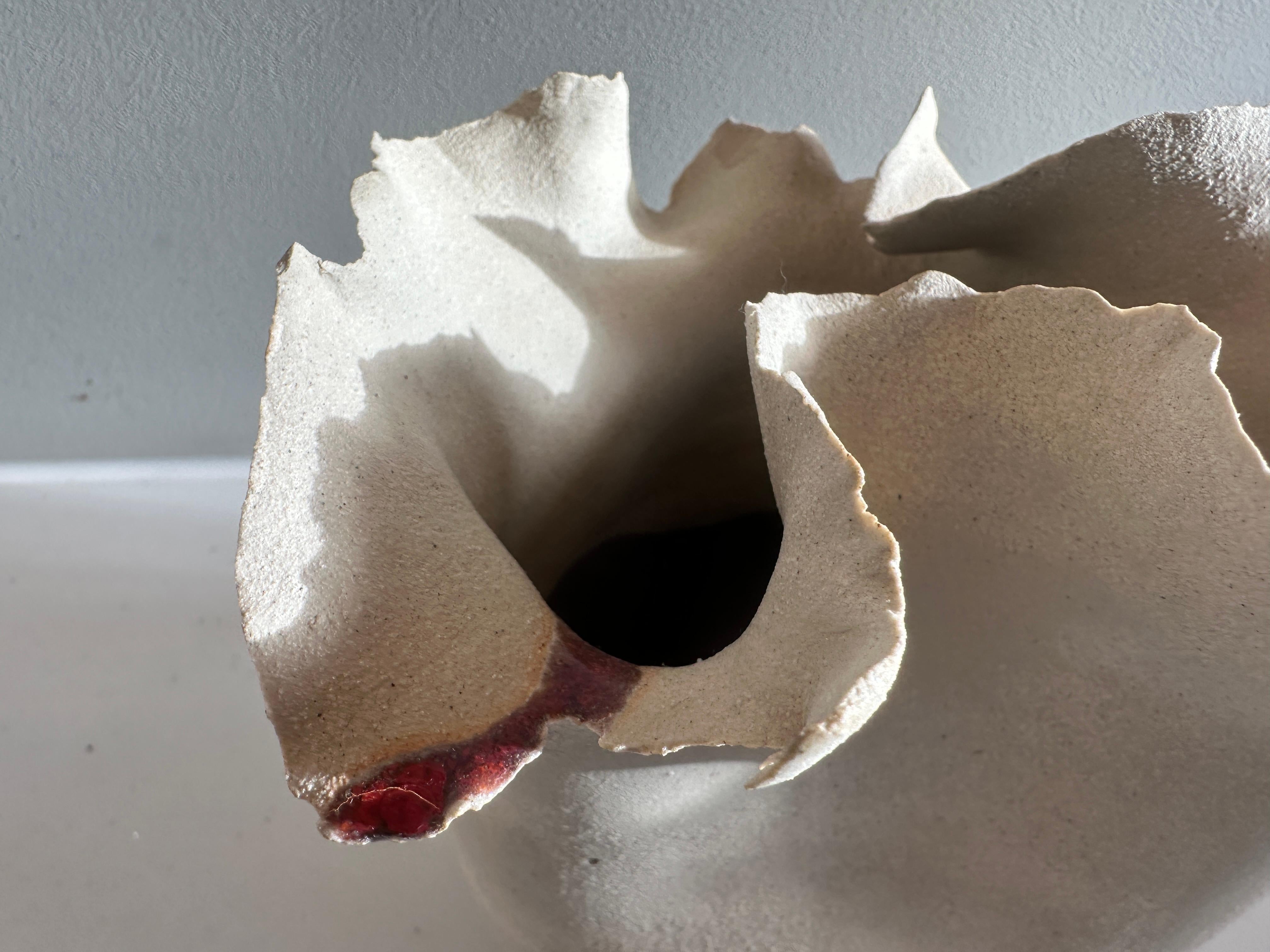 Vaso contemporaneo in ceramica con bordo a petali ondulati, smaltato rosso River di FD21 Clay in vendita 9