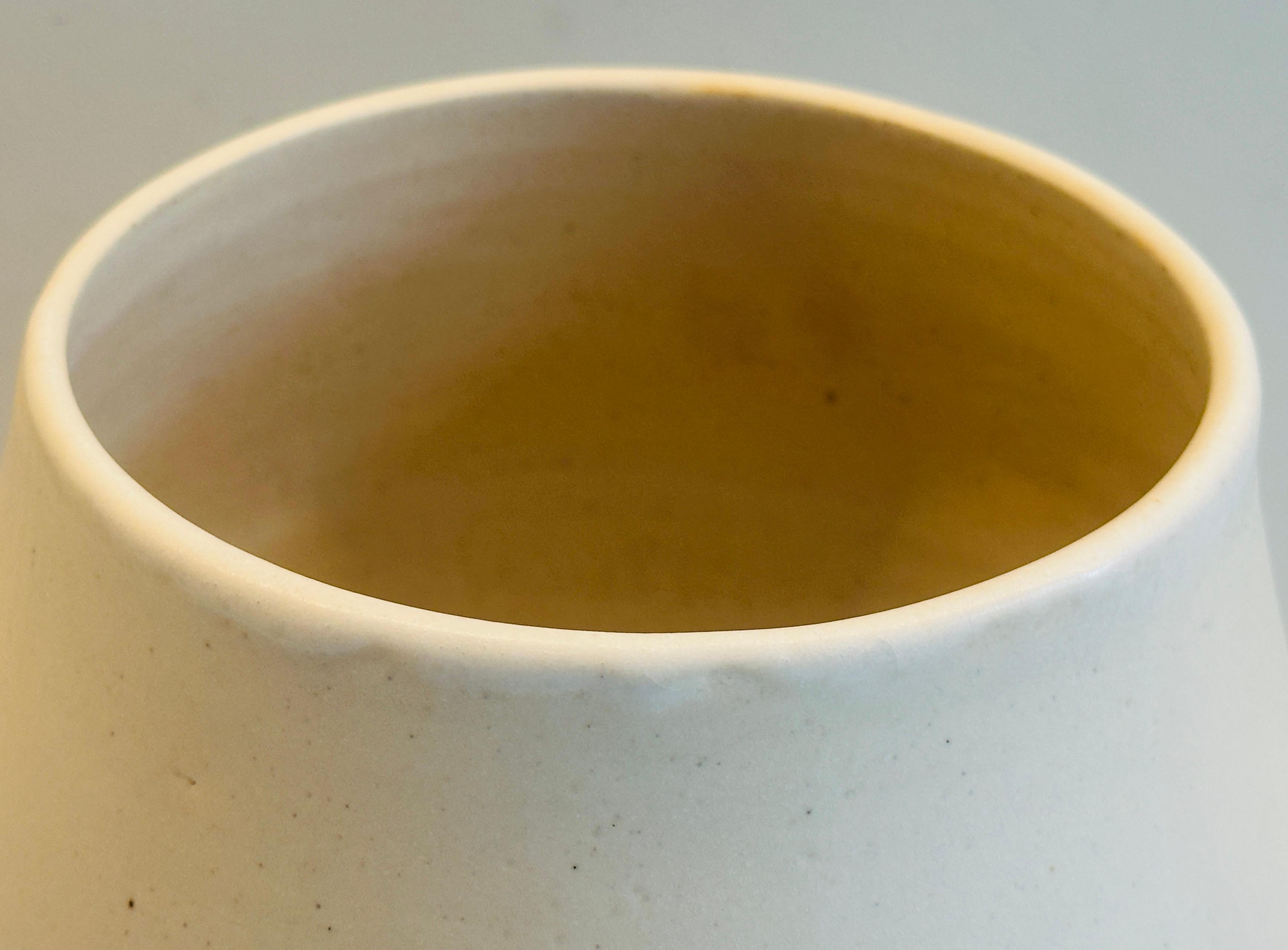 Vaso contemporaneo in ceramica con bordo smaltato bianco di FD21 Clay in vendita 2