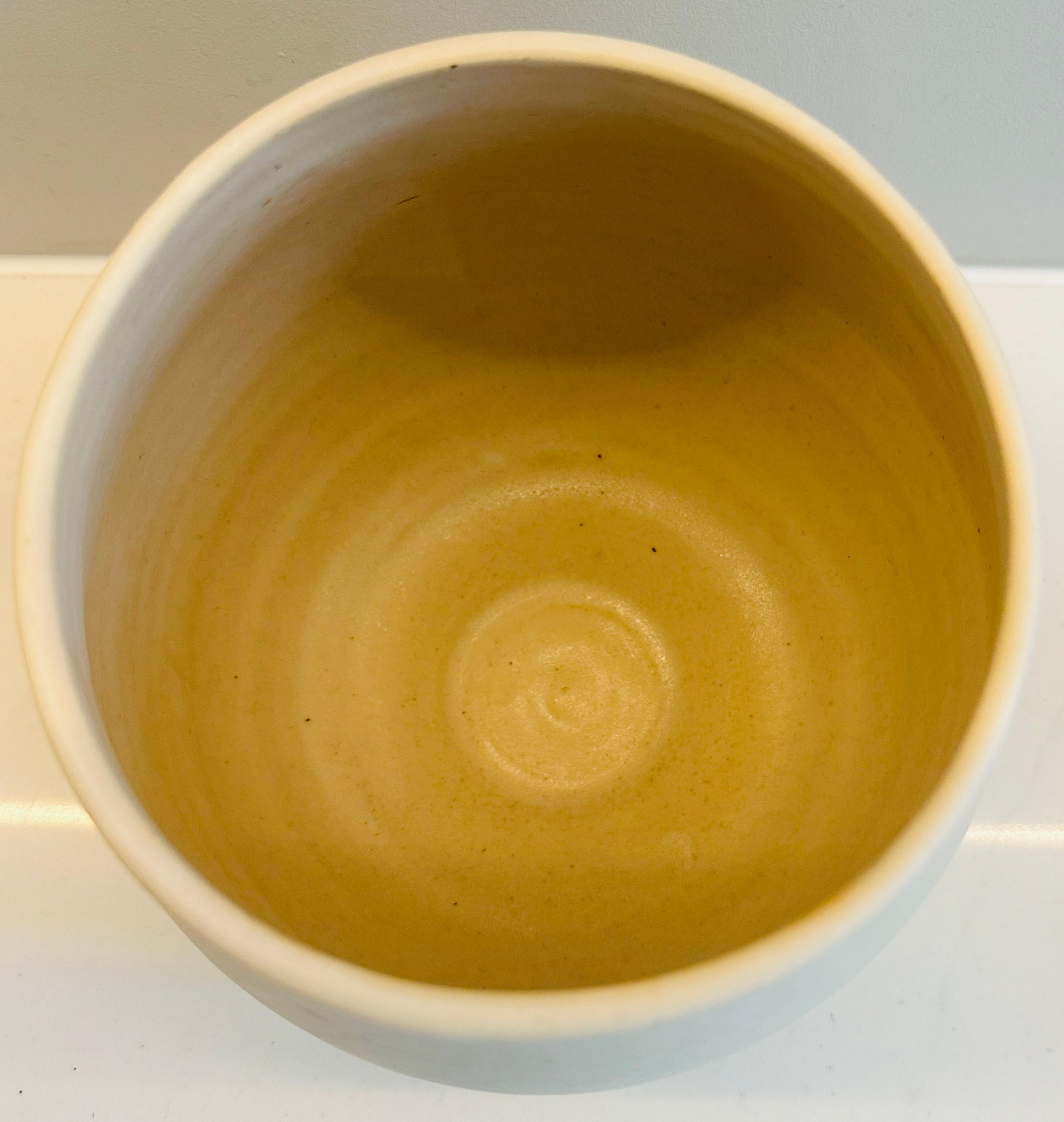 Vaso contemporaneo in ceramica con bordo smaltato bianco di FD21 Clay in vendita 3