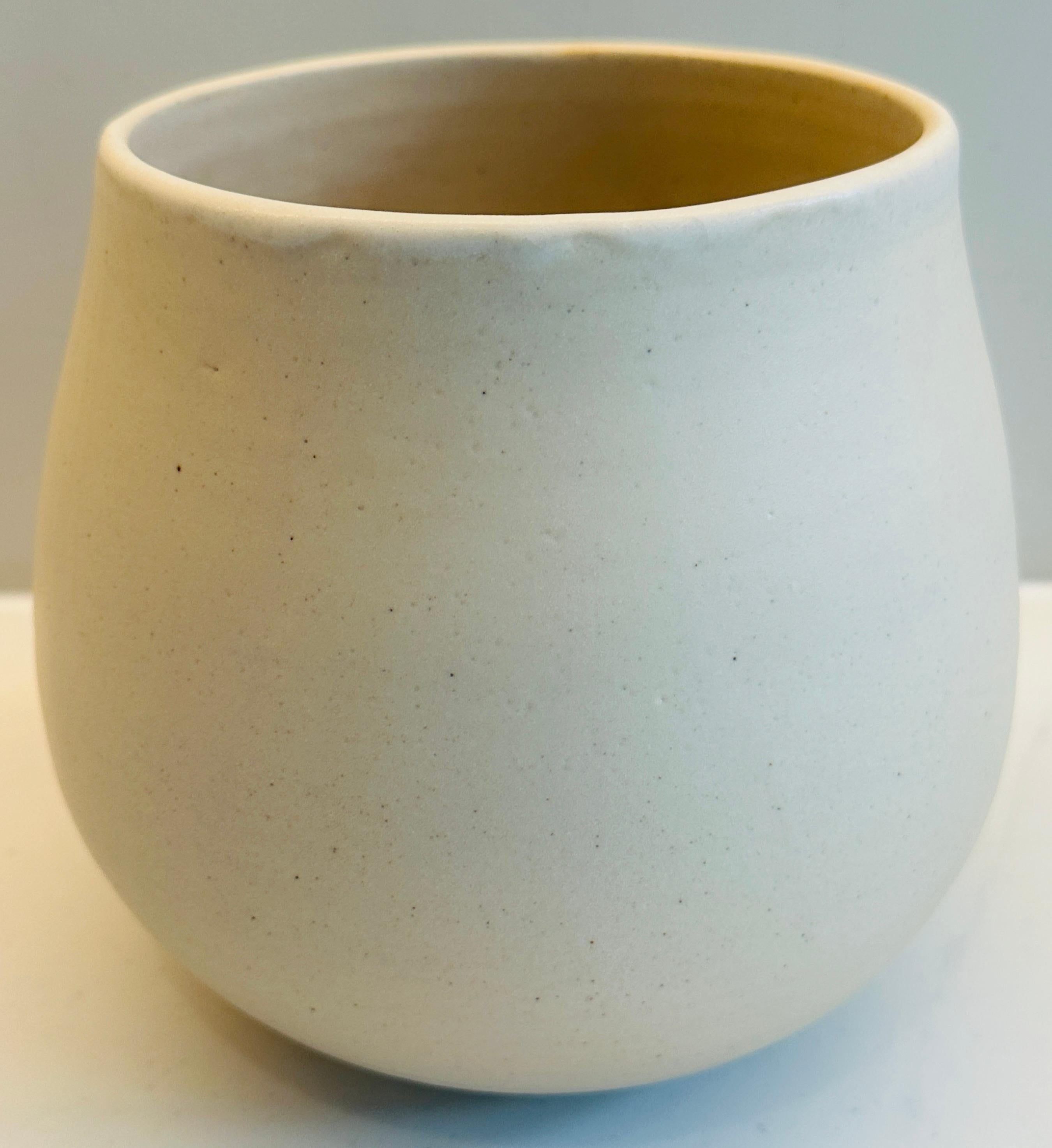 Moderno Vaso contemporaneo in ceramica con bordo smaltato bianco di FD21 Clay in vendita