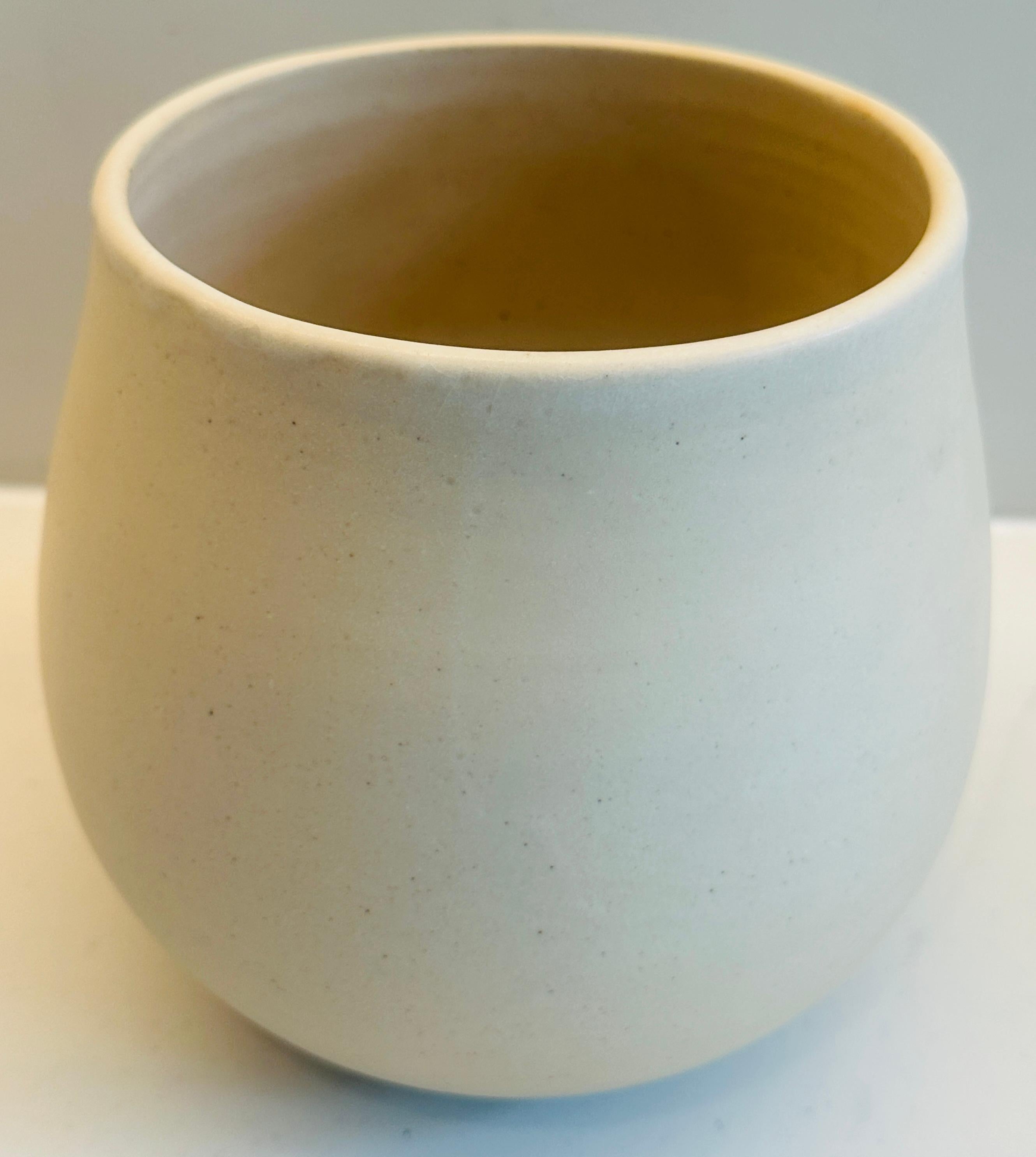 Brasiliano Vaso contemporaneo in ceramica con bordo smaltato bianco di FD21 Clay in vendita