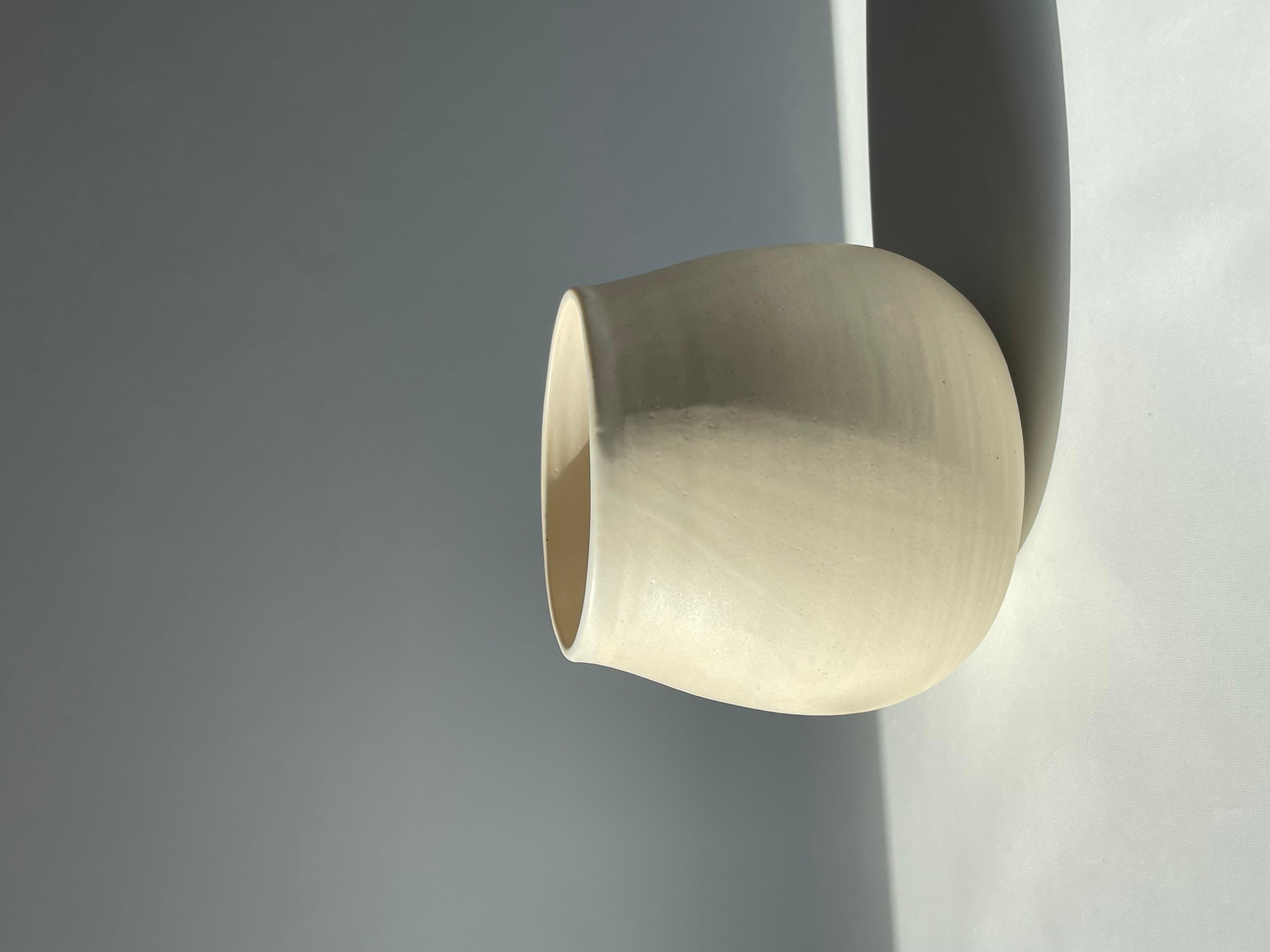 Smaltato Vaso contemporaneo in ceramica con bordo smaltato bianco di FD21 Clay in vendita