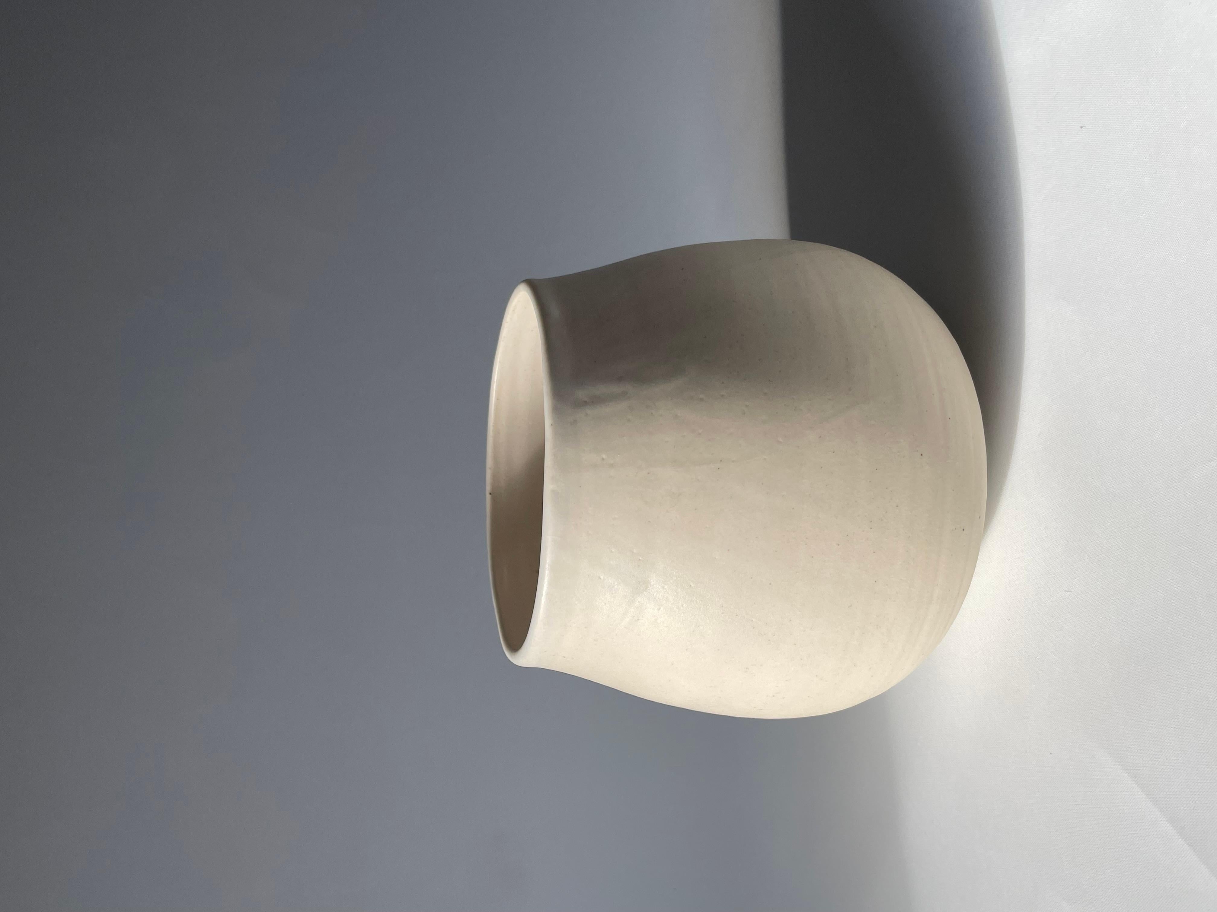 Vaso contemporaneo in ceramica con bordo smaltato bianco di FD21 Clay In condizioni Nuovo in vendita a London, GB