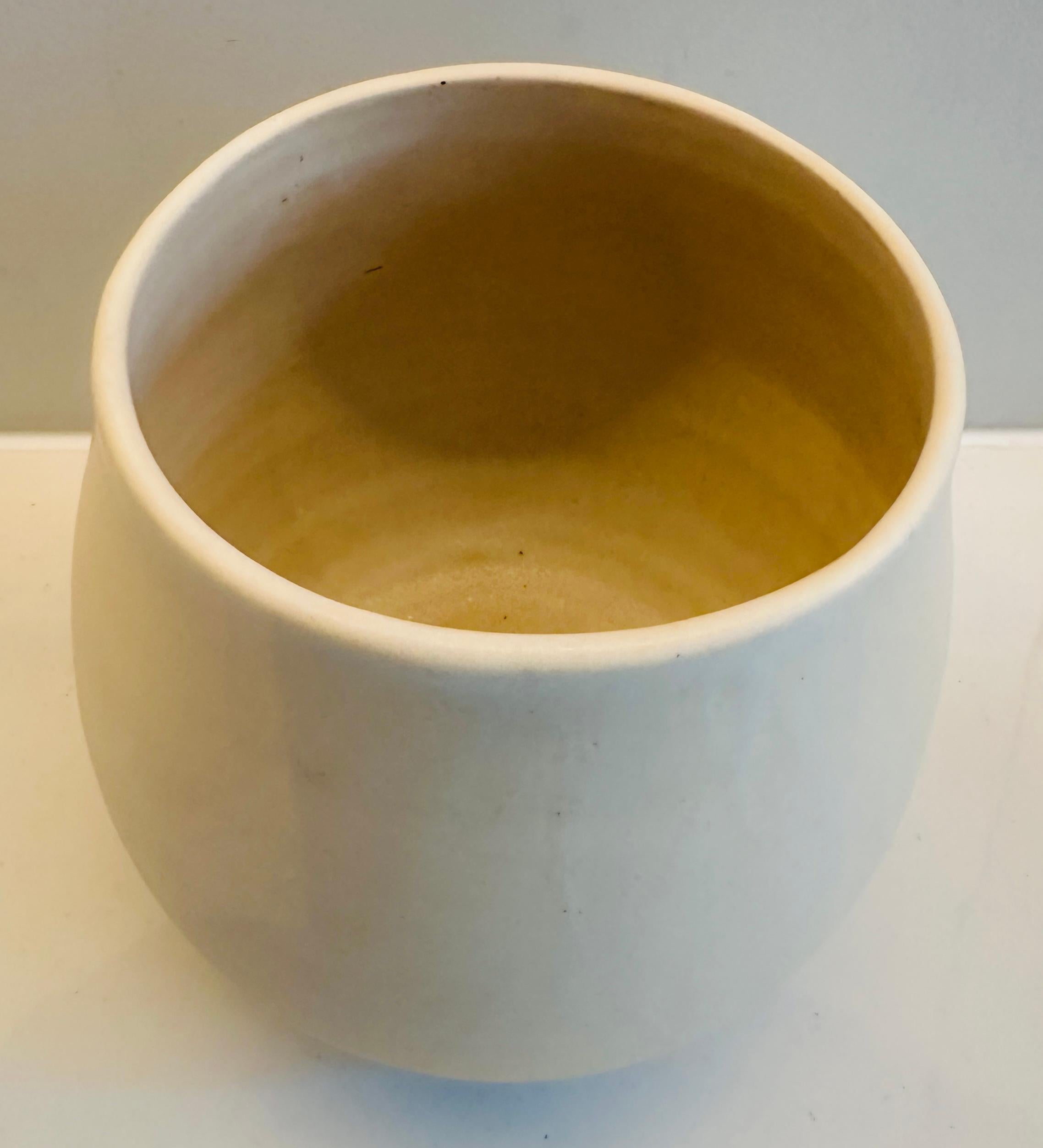 Ceramica Vaso contemporaneo in ceramica con bordo smaltato bianco di FD21 Clay in vendita