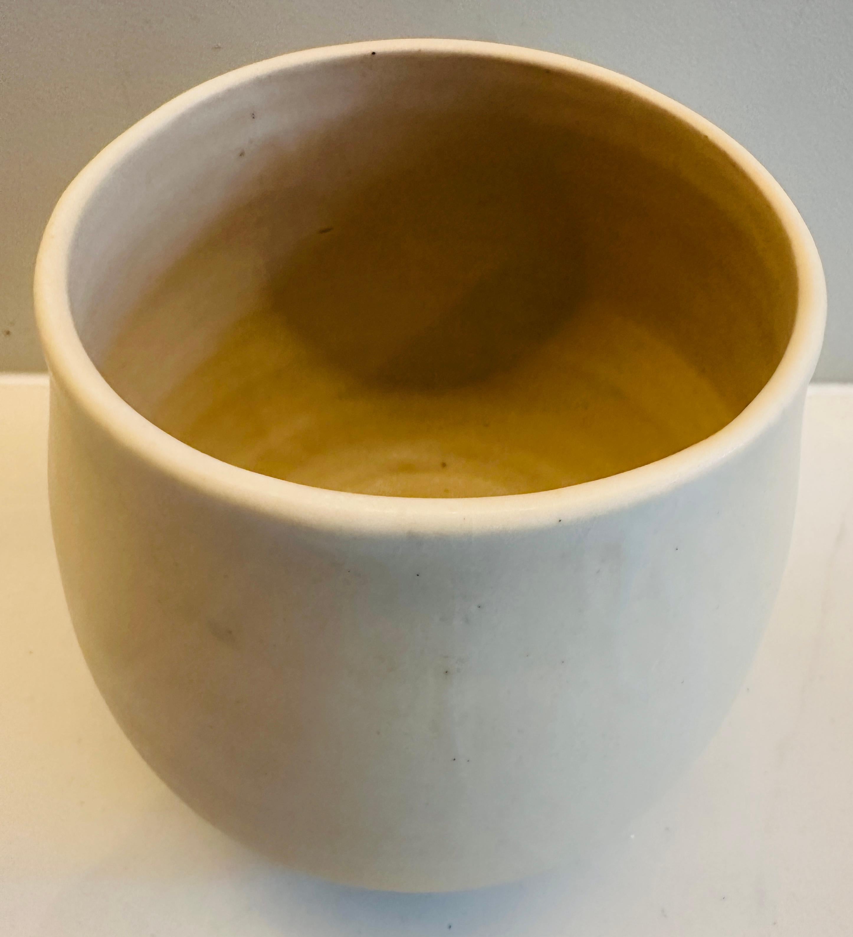 Vaso contemporaneo in ceramica con bordo smaltato bianco di FD21 Clay in vendita 1