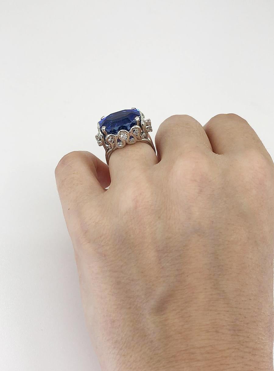 Contemporary Ceylon Sapphire Diamond Ring 14.67 Carat In Good Condition For Sale In New York, NY