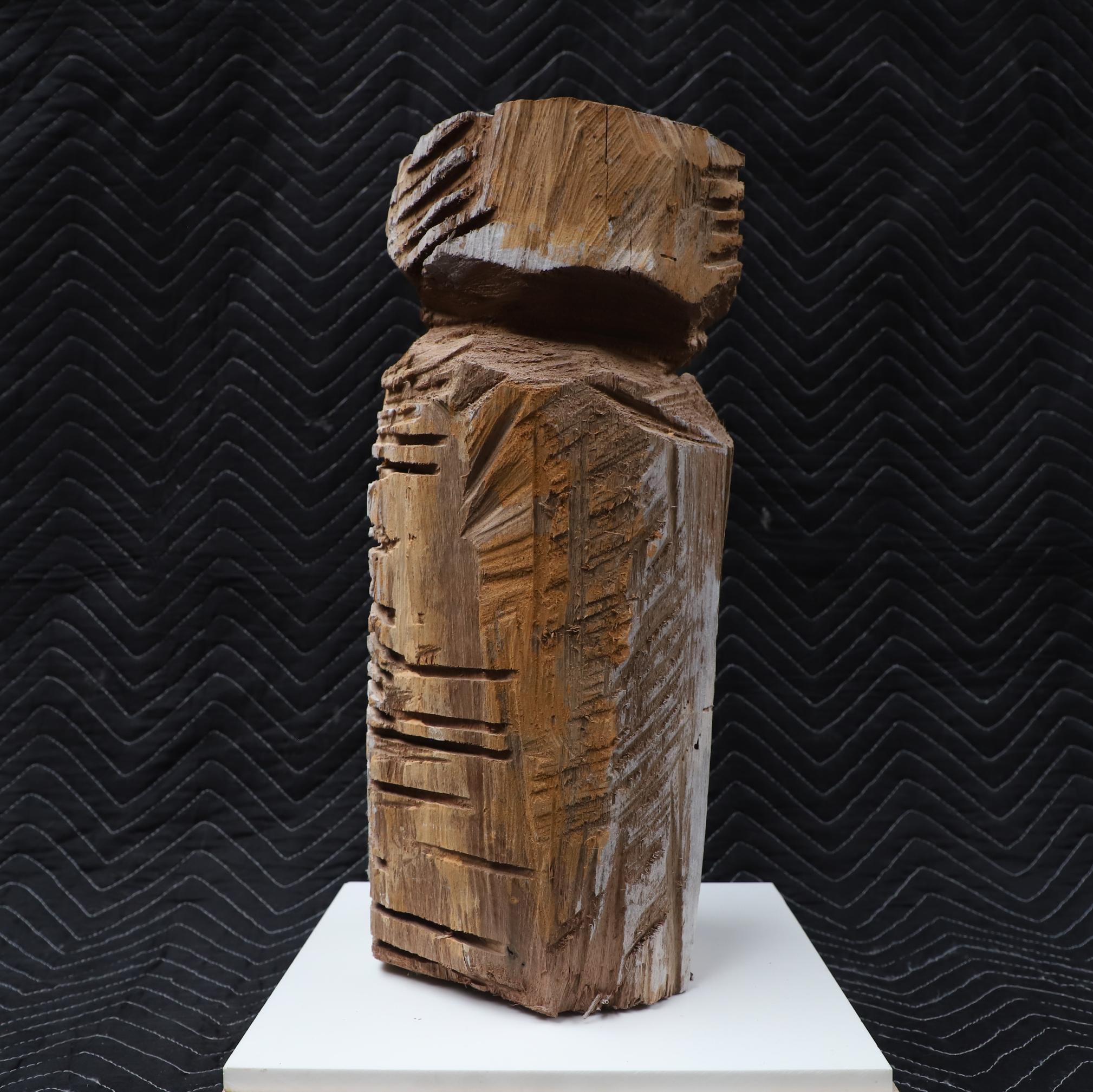 Estas esculturas de madera han sido talladas con motosierra por David Melrose y están hechas con un tronco macizo de nogal negro. 
Los 