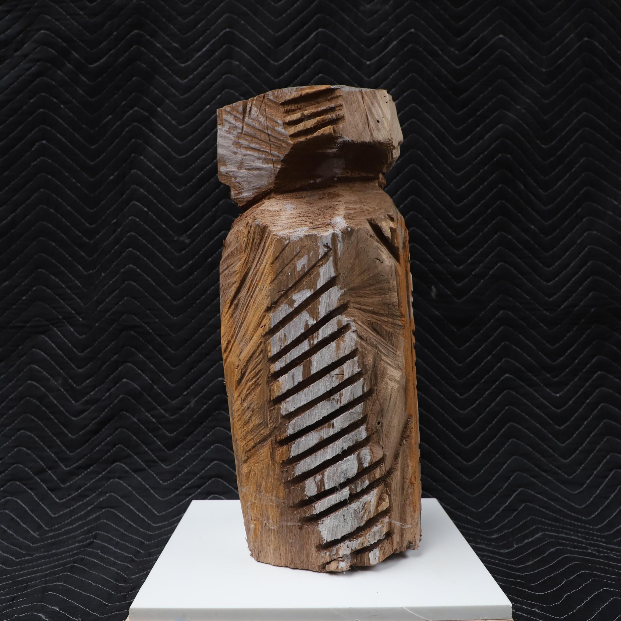 Escultura contemporánea de madera tallada Motosierras 005 by Studio Melrose Tallado a mano en venta