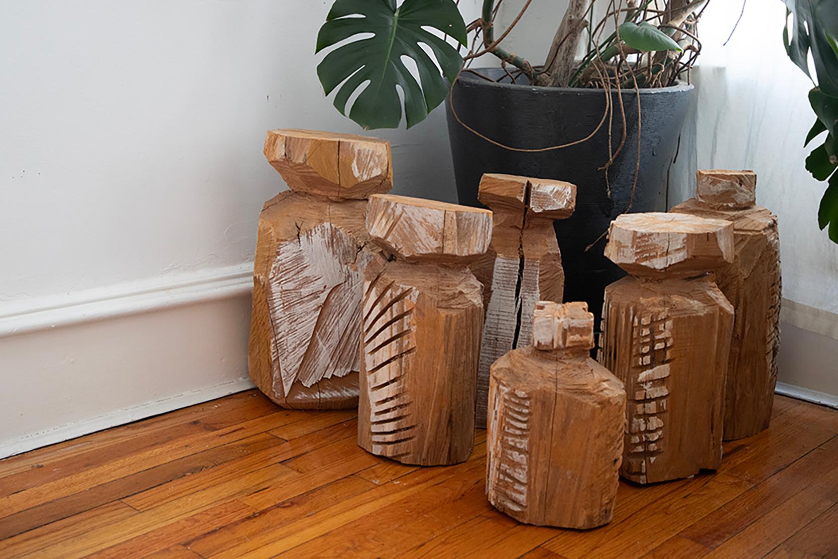 Escultura contemporánea de madera tallada Motosierras 005 by Studio Melrose Nogal en venta