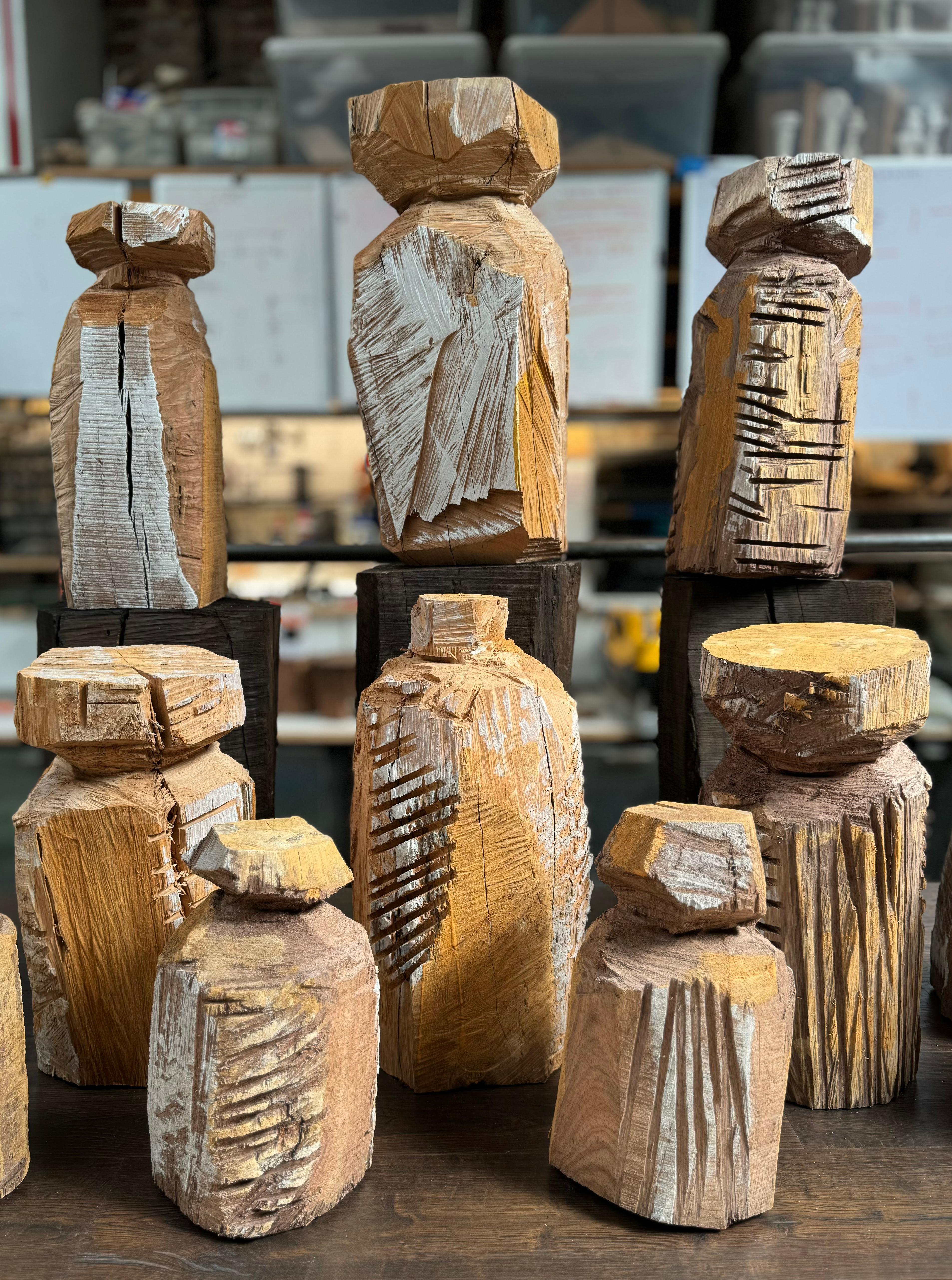 Estas esculturas de madera han sido talladas con motosierra por David Melrose y están hechas con un tronco macizo de nogal negro. 
Los 